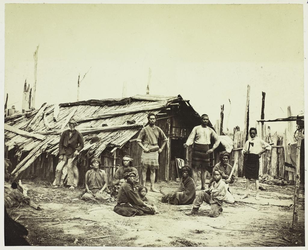 Māori outside whare