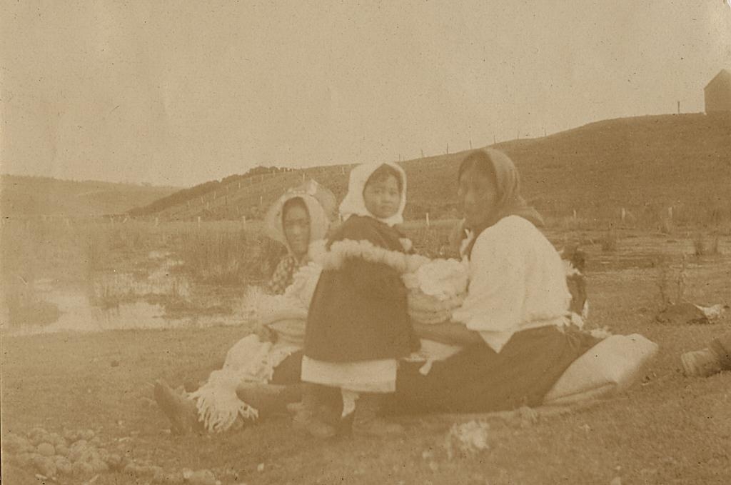 Māori women and child