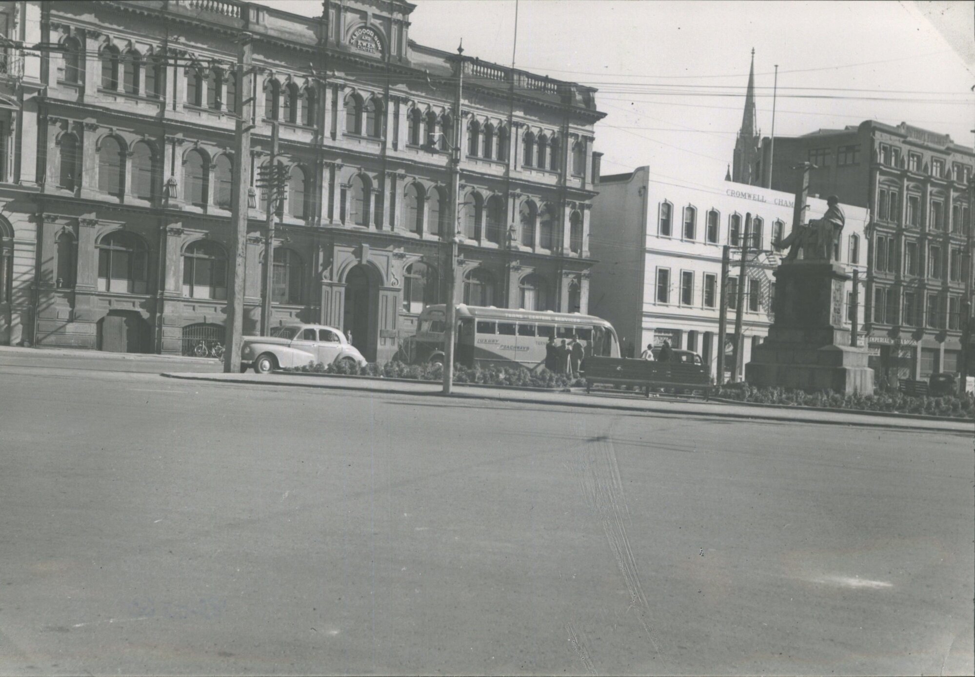 Queens Gardens, Dr Stuarts Statue
