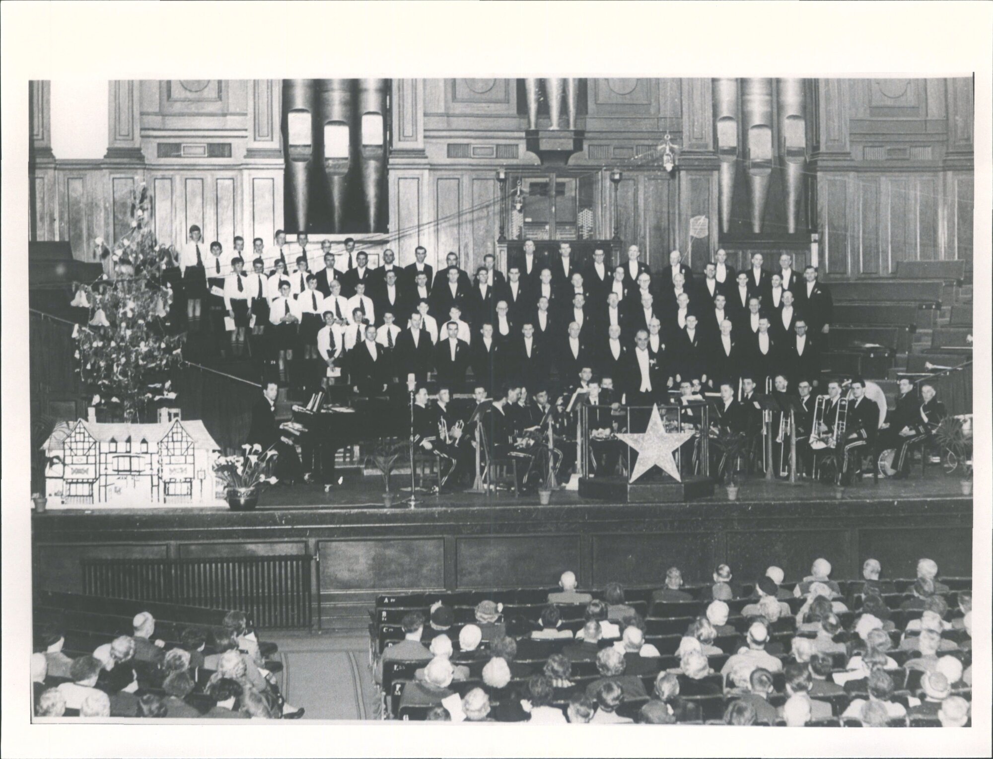 Royal Male Choir, Christmas performance On Town Hall, with O. B. H. S. Choir &amp; Kaikorai Band?