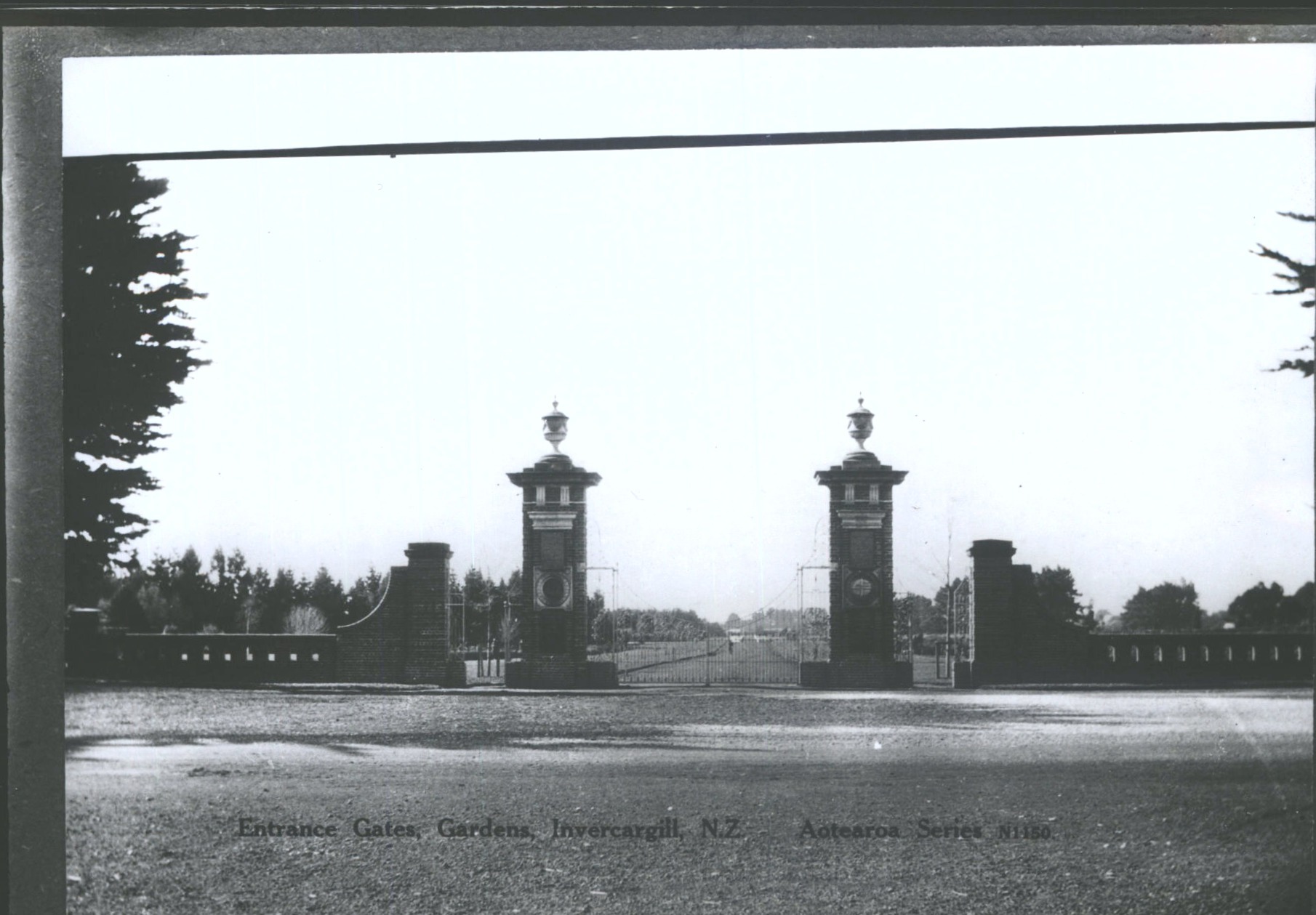 Queens Park  Feldwick Gates