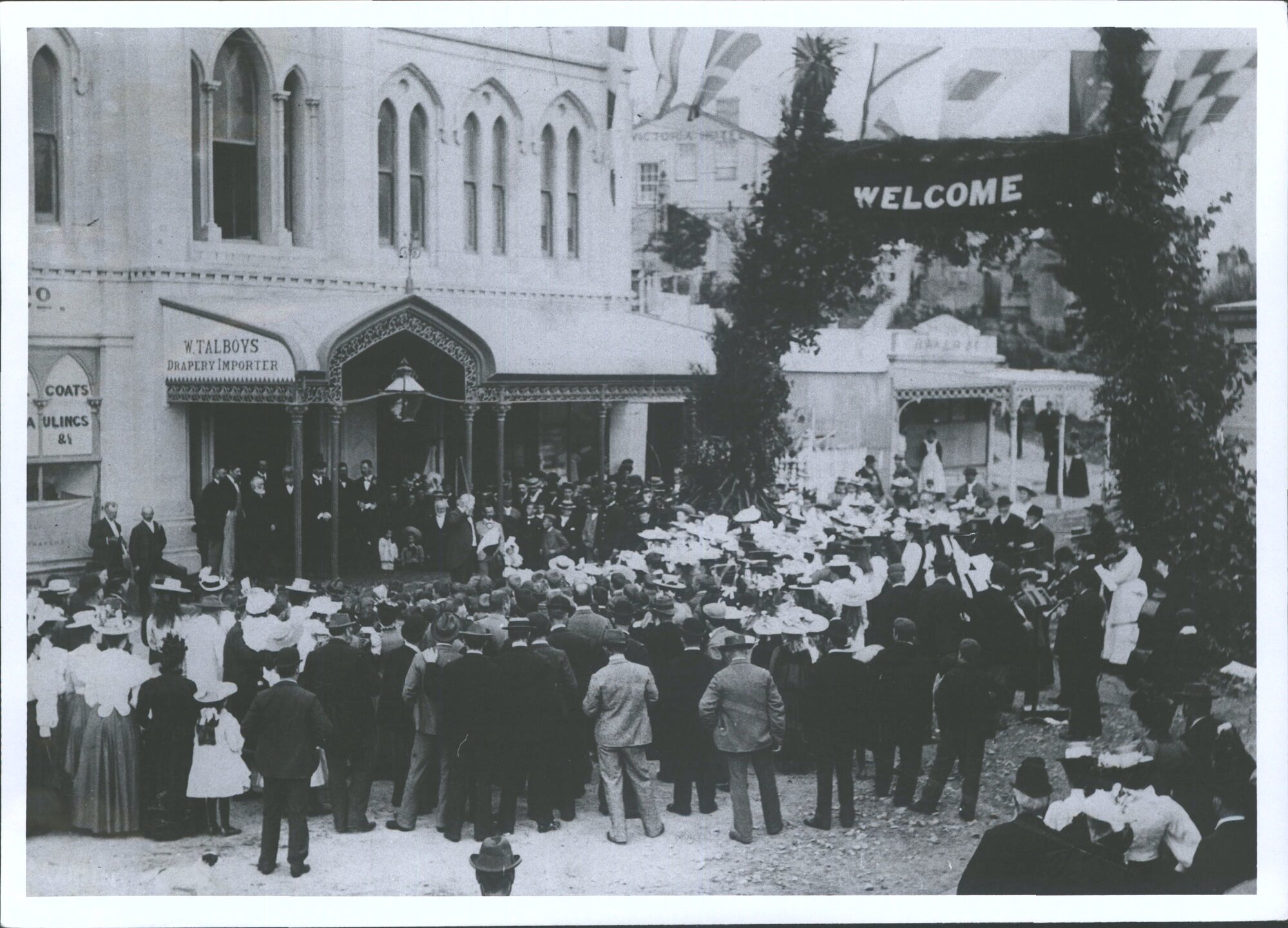 [A. Jeffrey (Major 1903-05 addressing crowd, Governors visit ?]