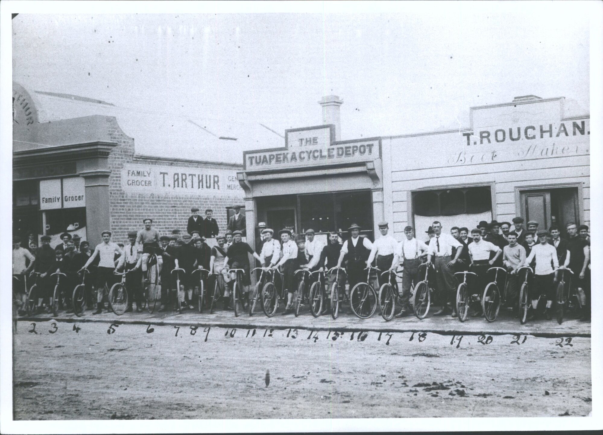 Lawrence cycle club race to Waitahuna &amp; back