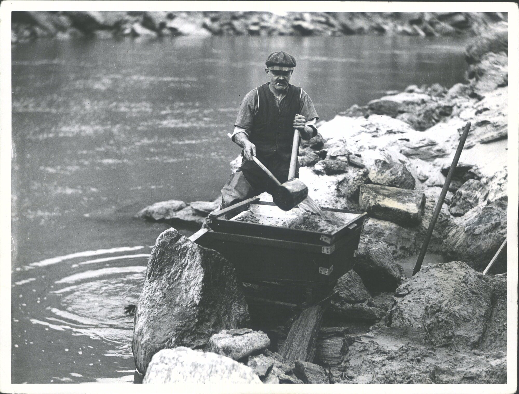 Washing gold in a cradle [Banks of Clutha river] 1931
