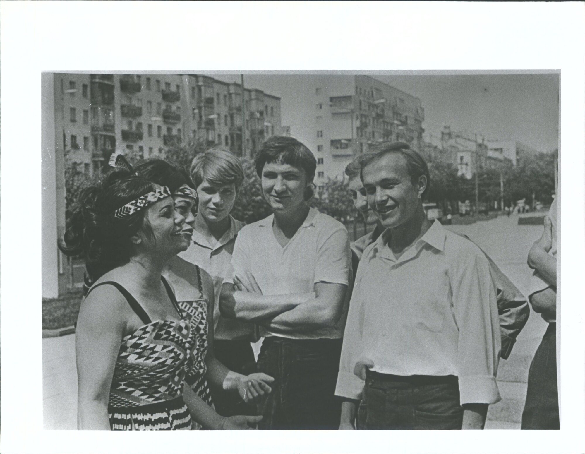 Some actresses of the N.Z. Maori Theatre having a talk with young people from Kiev during the tour in the Ukrainian capital .