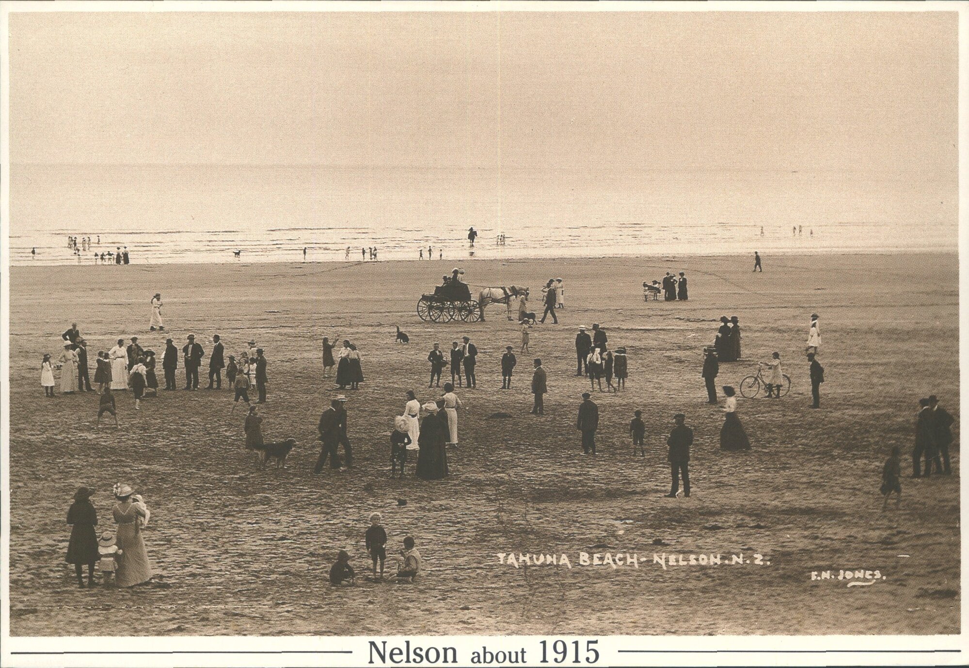 Tahunanui Beach, Nelson NZ, about 1915. Popular since the 1880s with Nelsonians and visitors, the beach was not linked to the Po