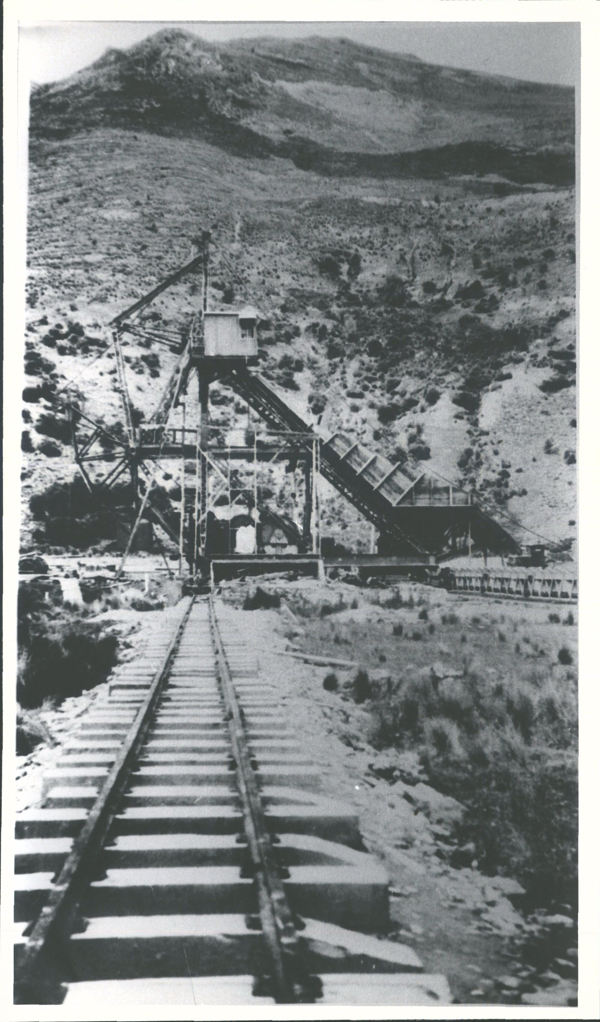 Gold dredge. Dragline