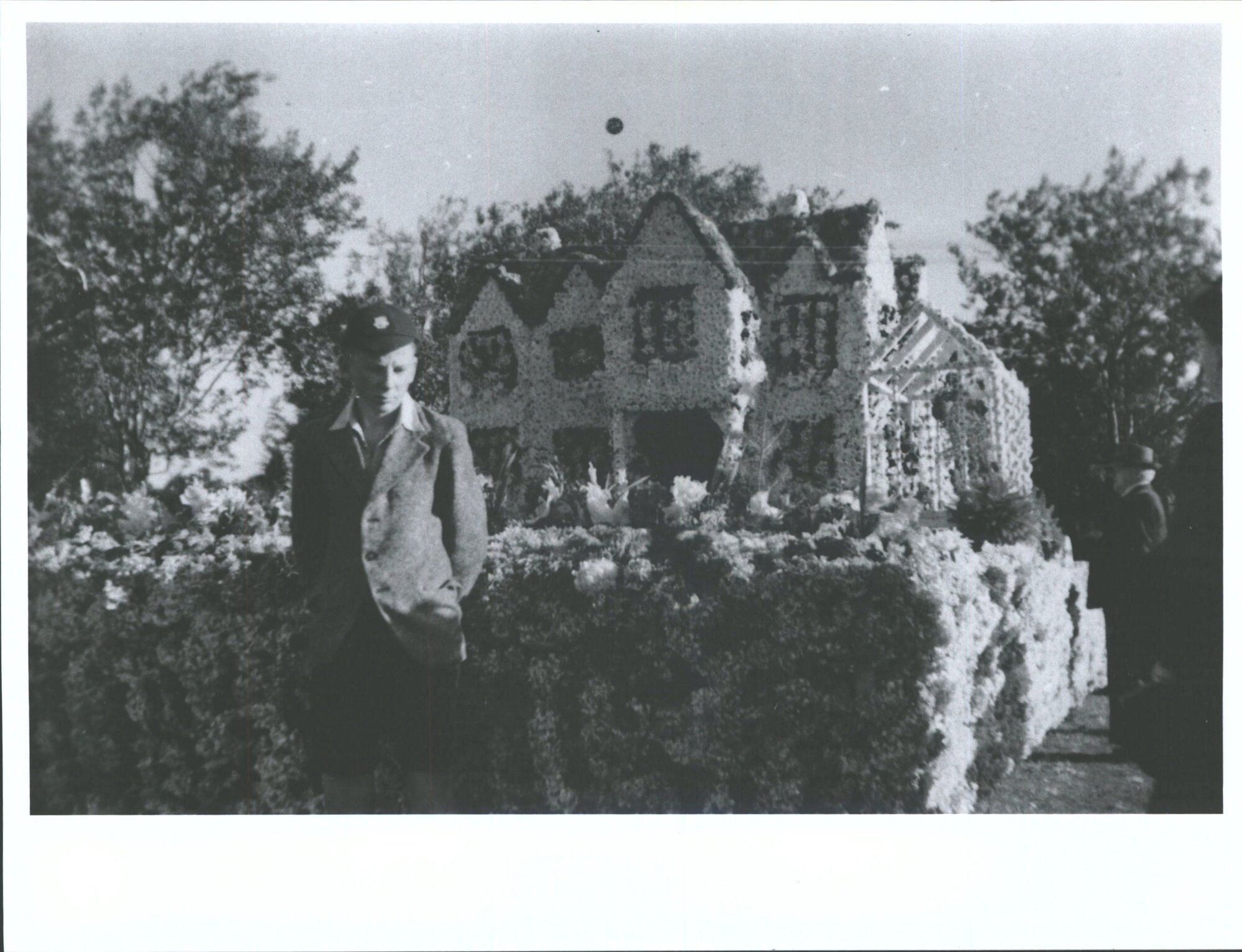 Floral procession float Mansion House, Cheviot