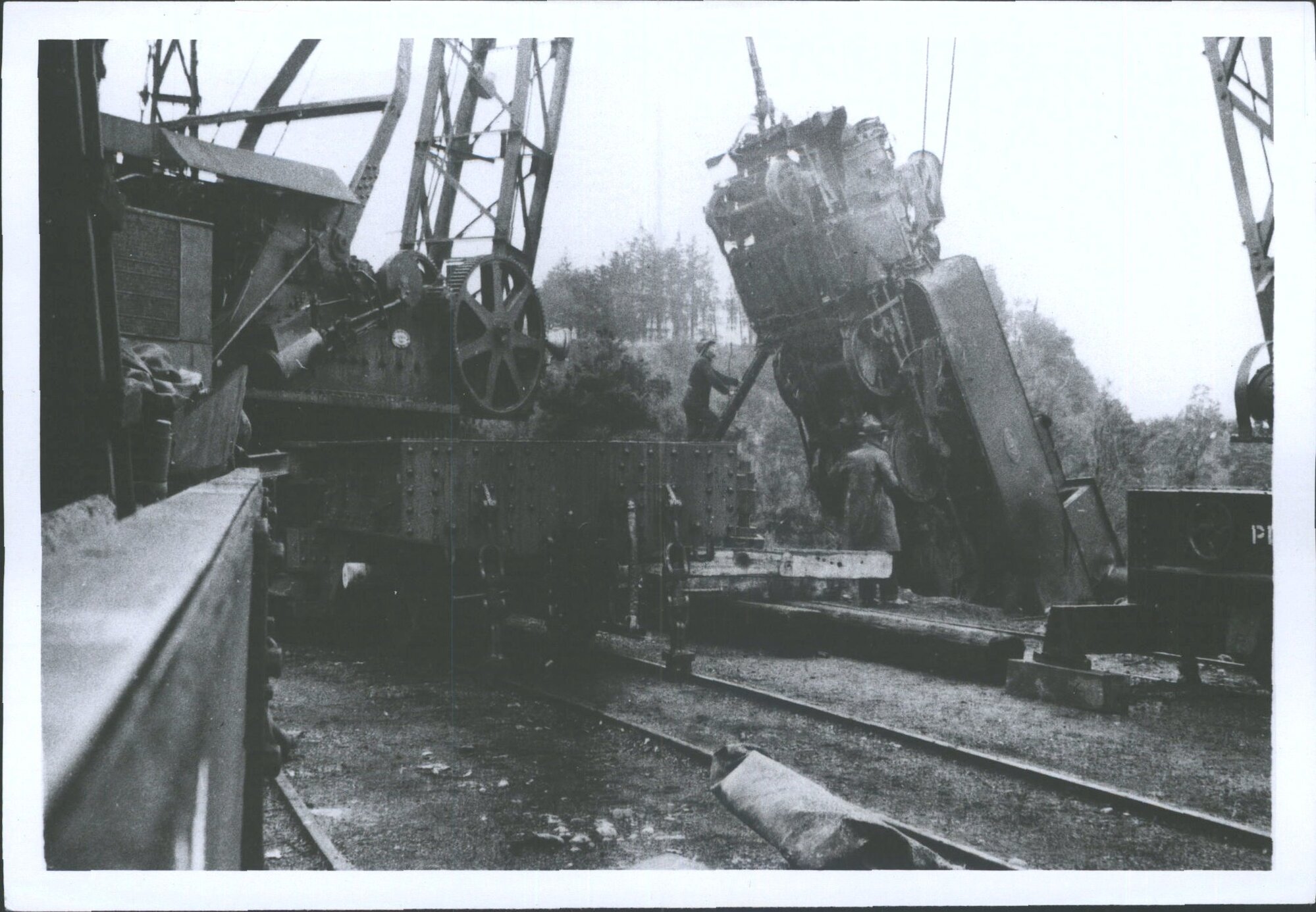 Two 40 Ton Cranes lifting