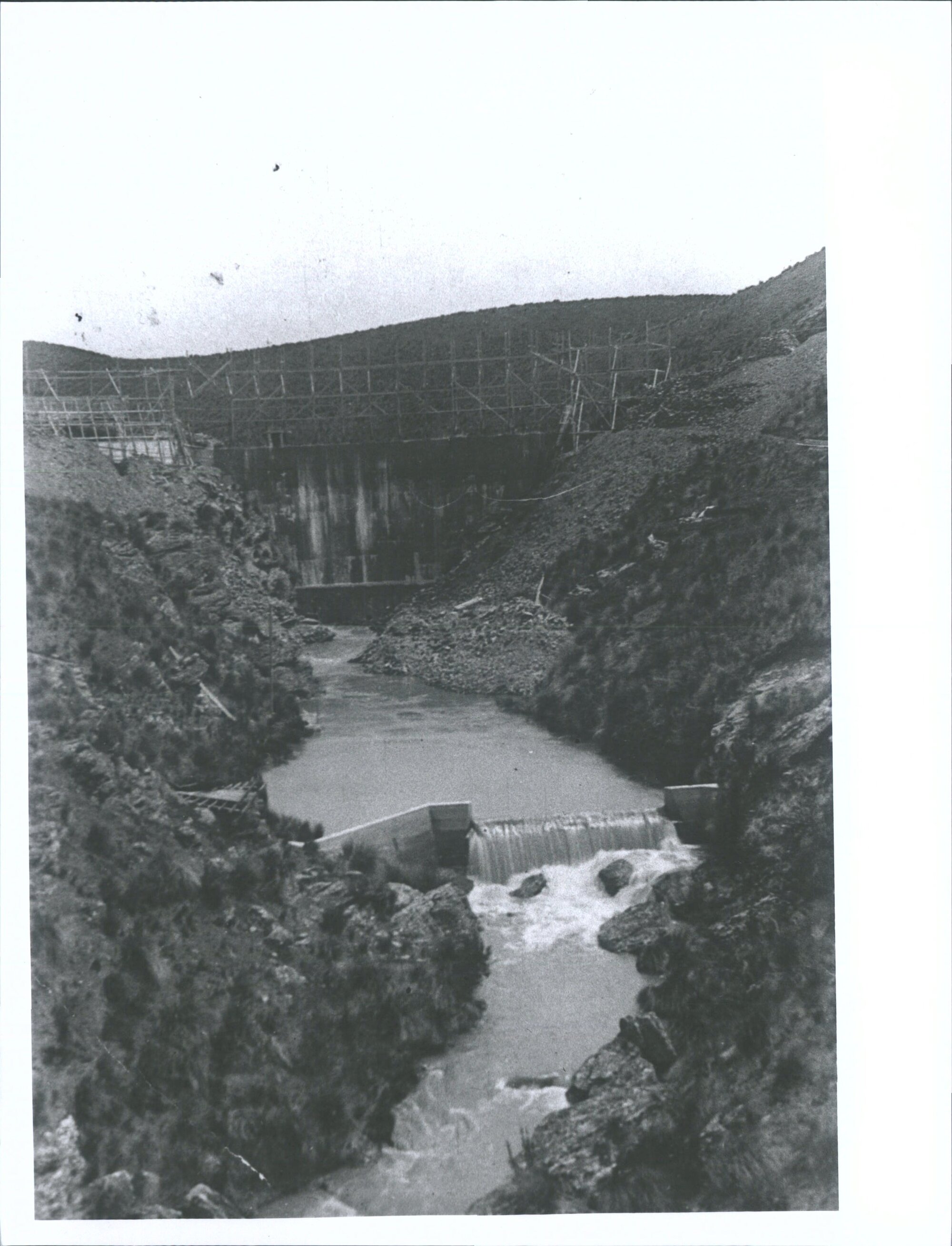 Lake Mahinerangi Dam under construction