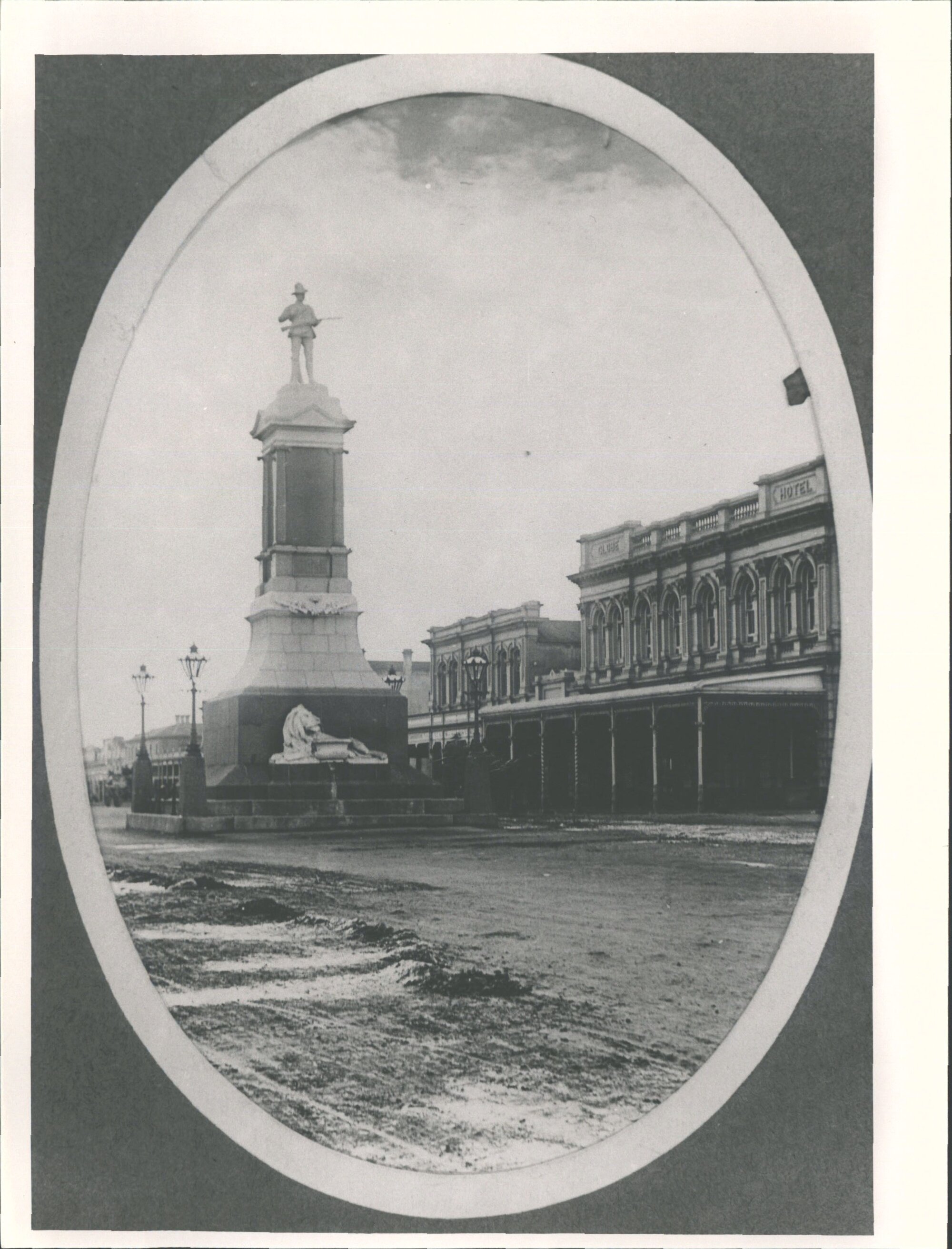 Thames Street soldiers memorial
