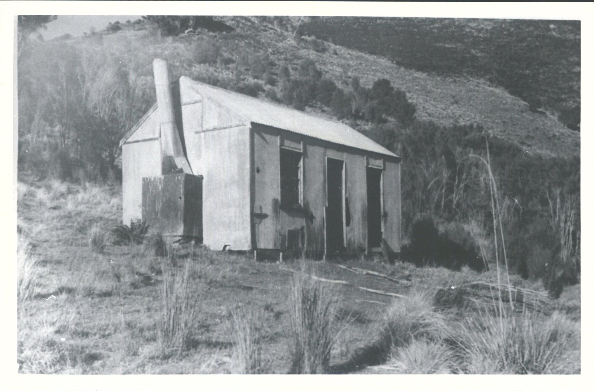 Polite hut on Waikouaiti River on route to the Yellow hut from gate