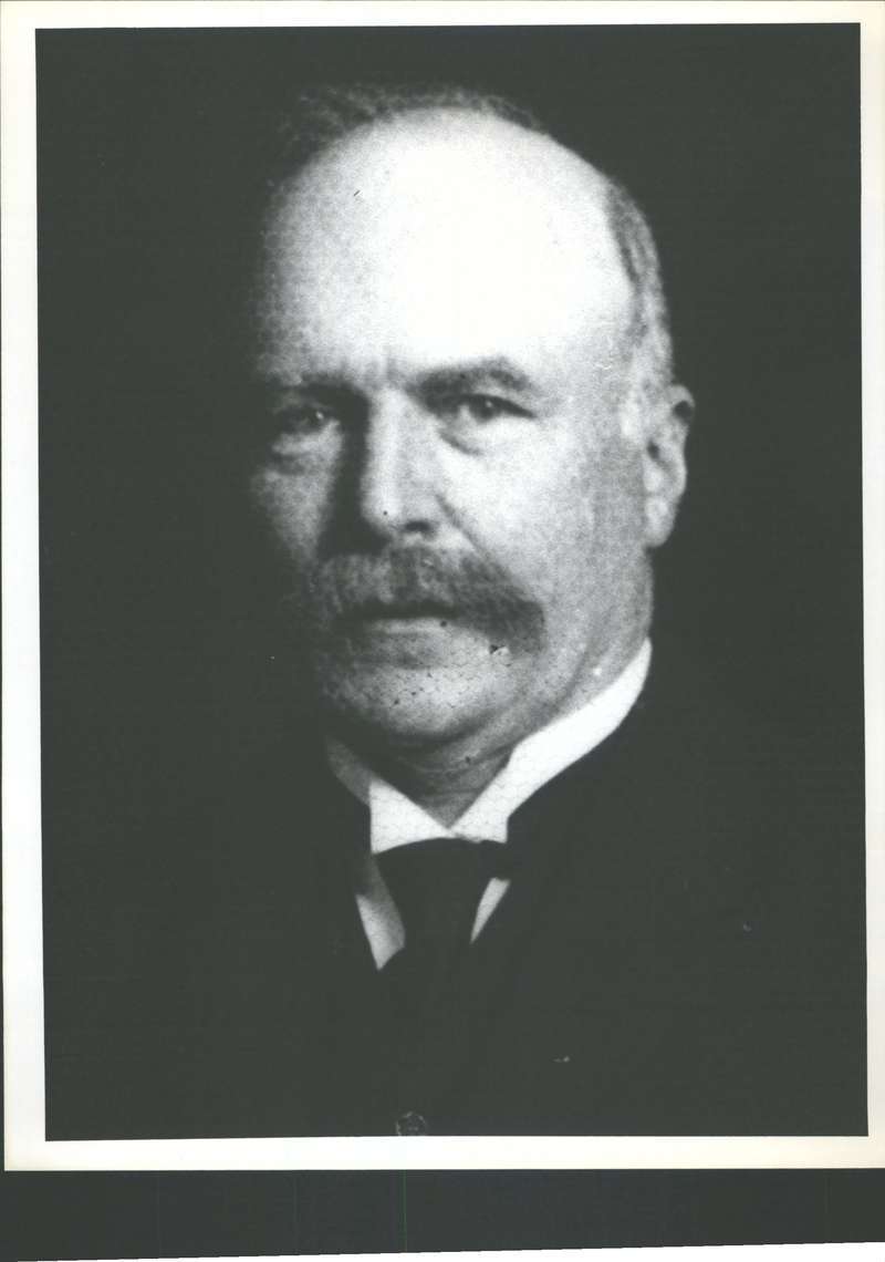 McNAB, Dr the Hon Robert