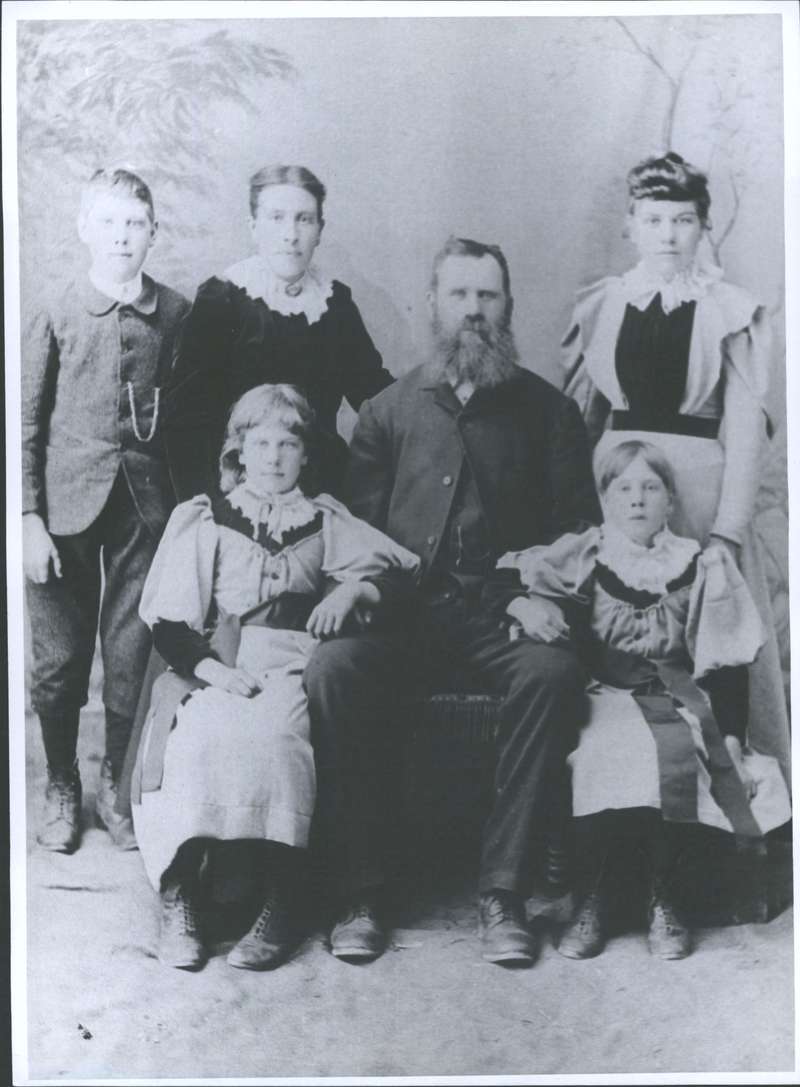 Mainland family Waikawa