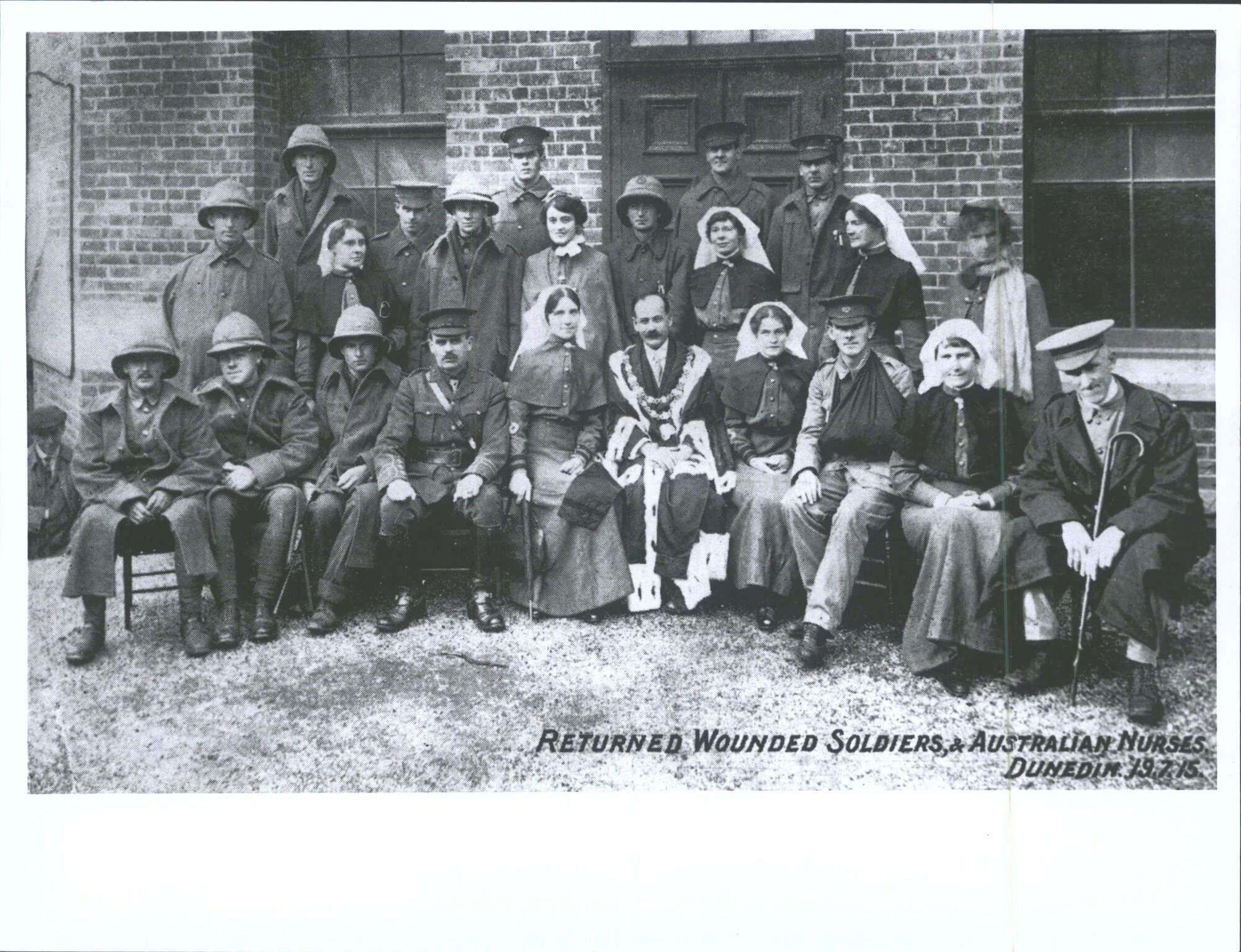 Returned wounded soldiers, &amp; Australian Nurses