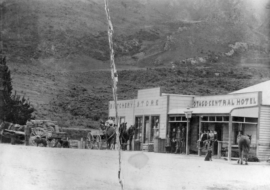 Hyde Photograph 5, Otago Central Hotel, Butchery Store and horse-drawn wagons