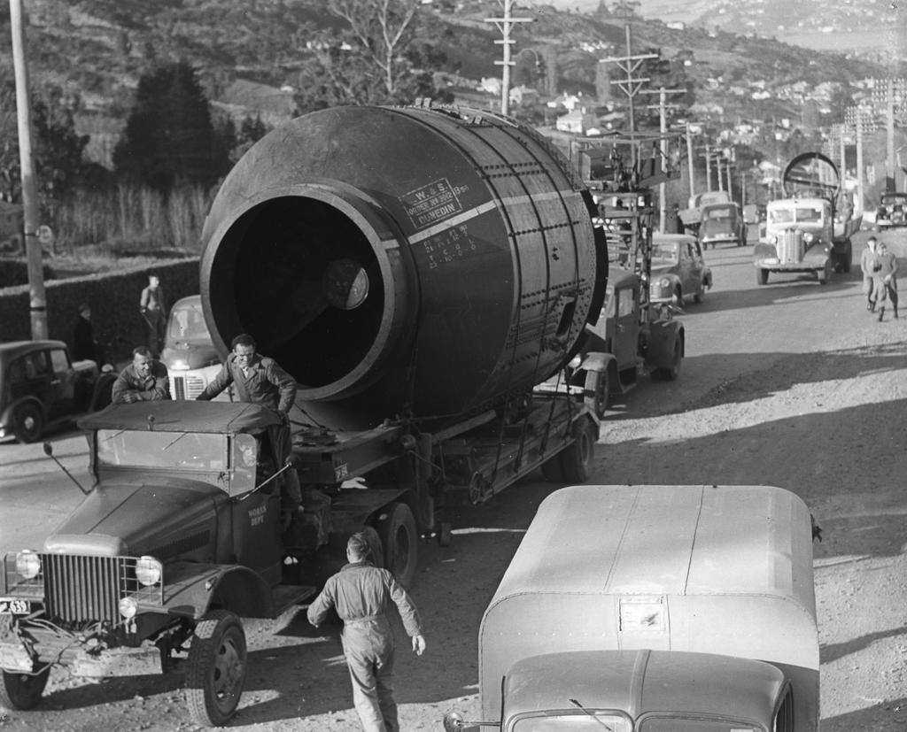 Kiln being transported, Caversham Valley Road
