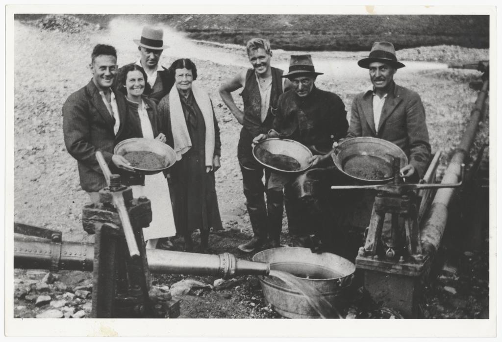 Group of people, some holding gold pans, near Cromwell?