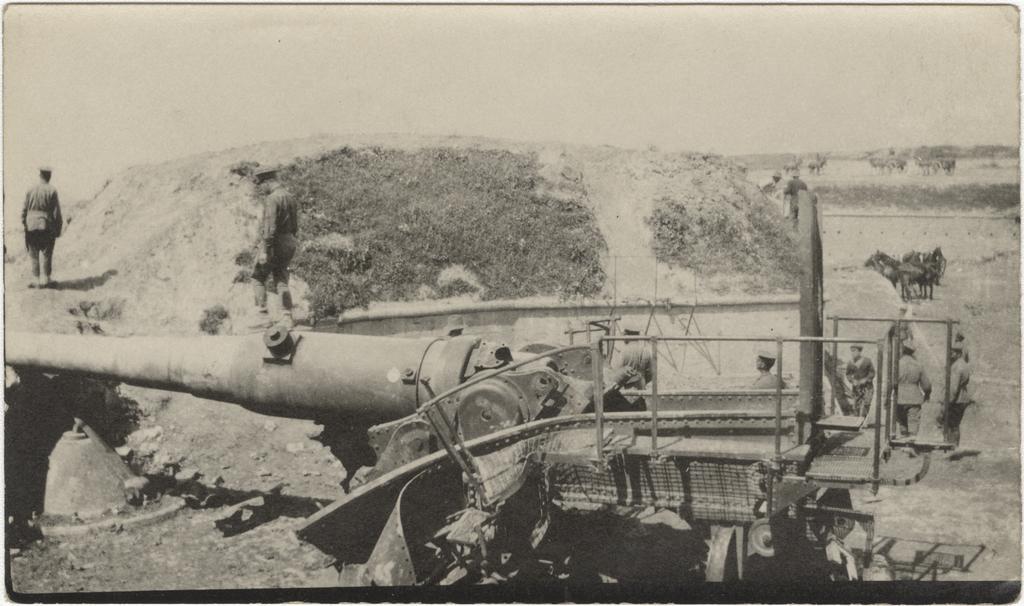 Soldiers with unidentified equipment