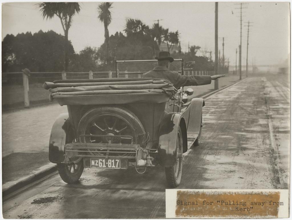 'Signal for "Pulling away from Kerb"'