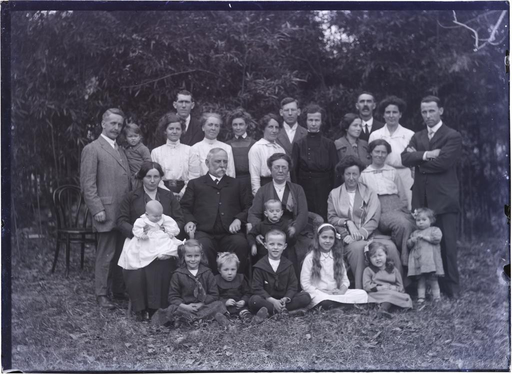 A group of European men, women and children