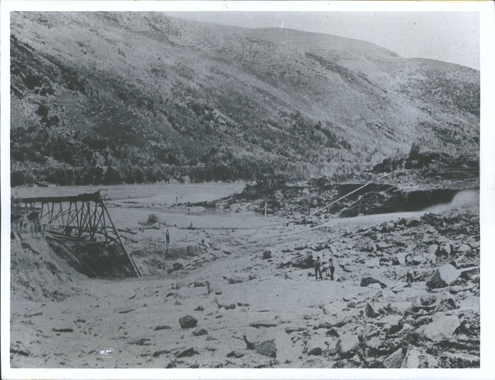Sluicing operations on the Clutha River "a few miles up from Beaumont"