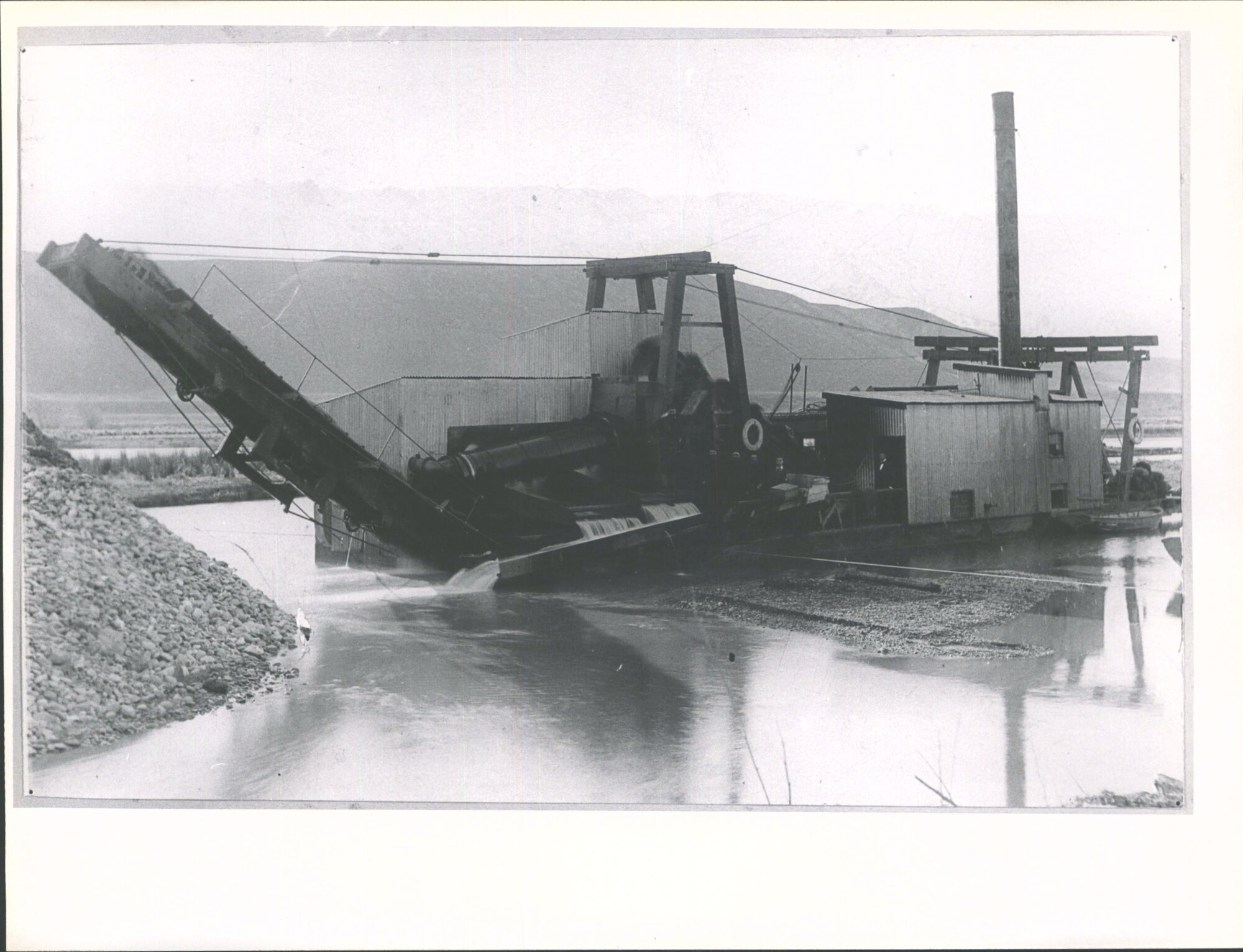 Rise &amp; Shine dredge - above Cromwell