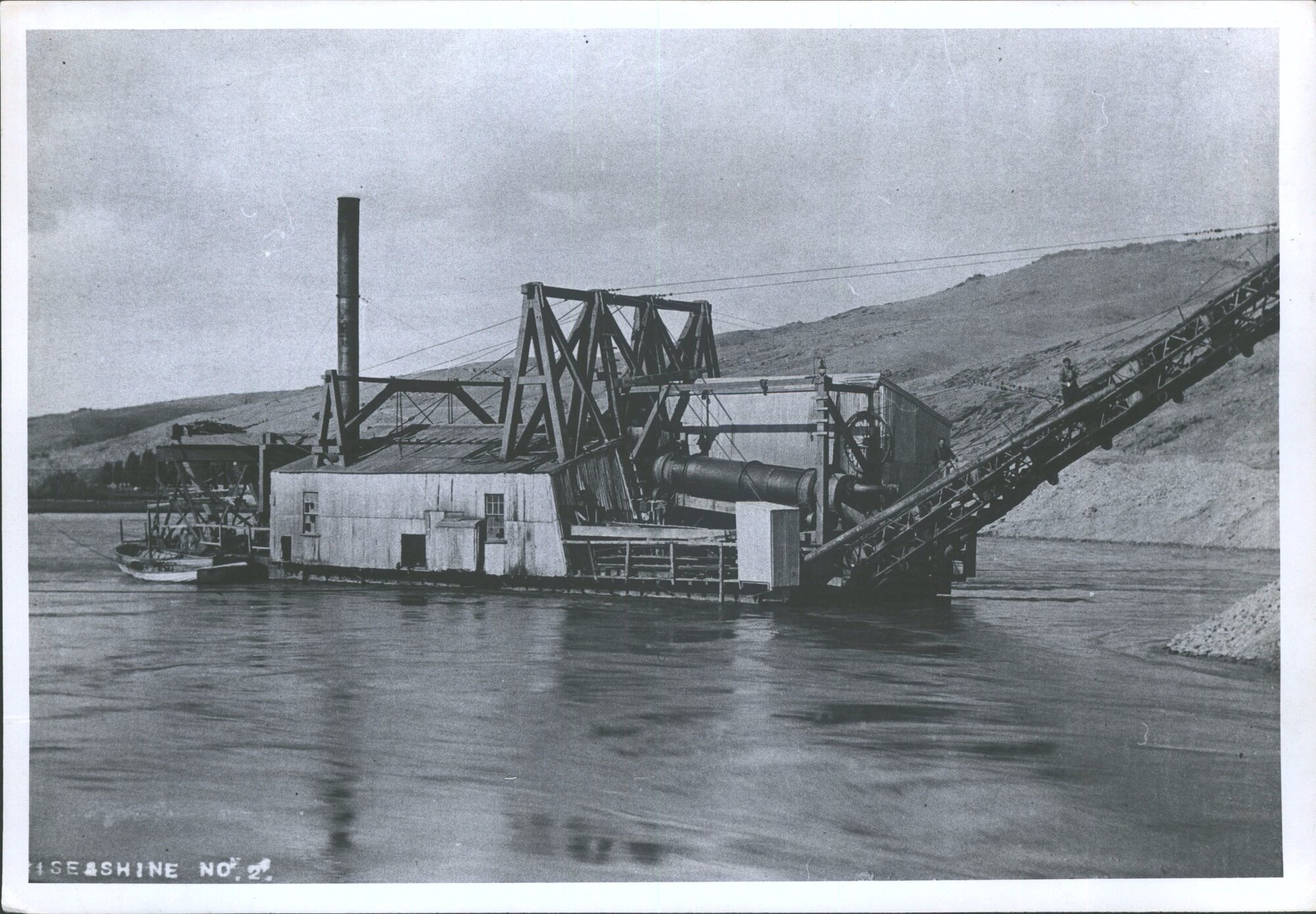 Dredge rise and sluice
