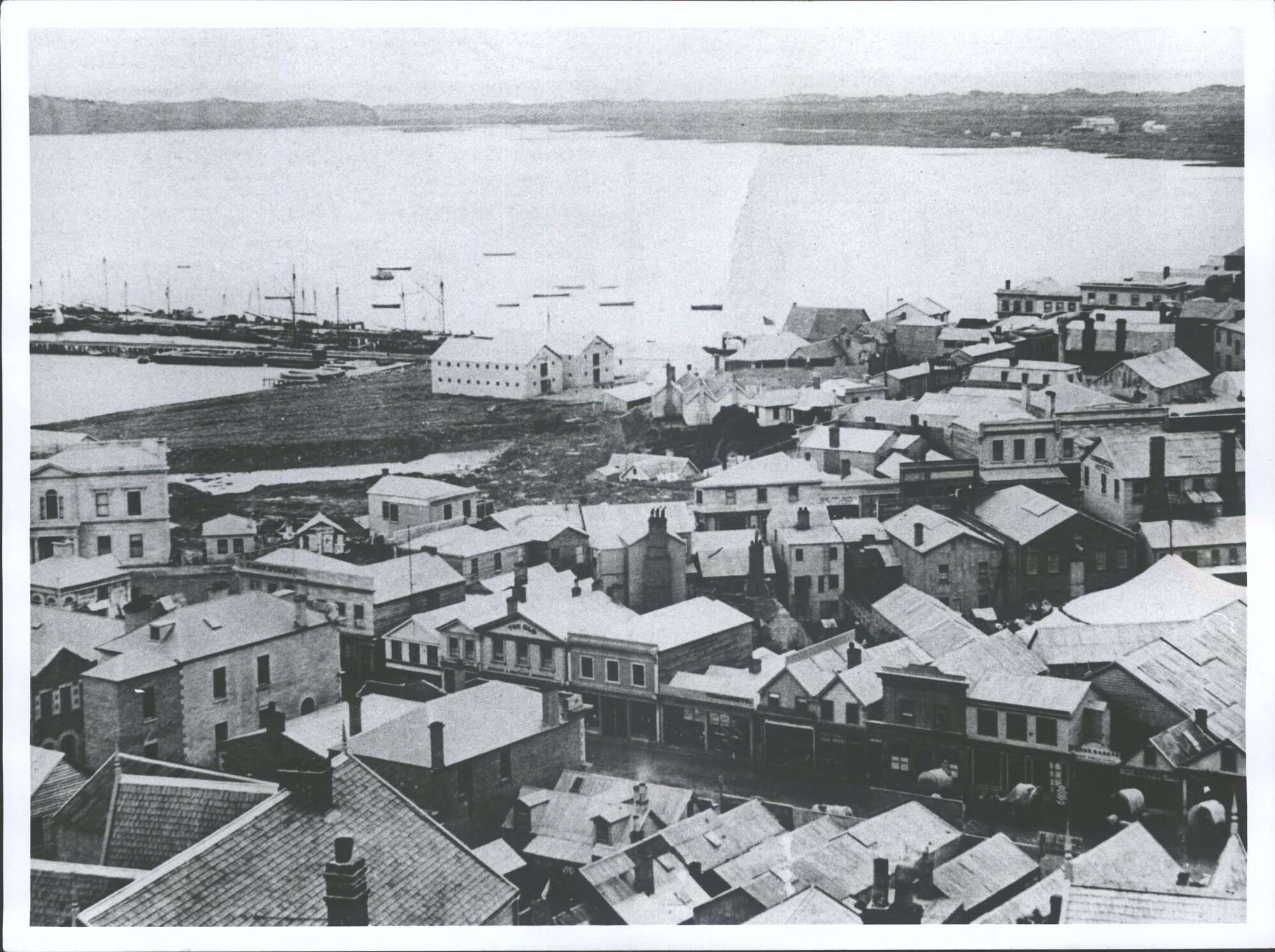 Commercial Hotel, on extreme right of photograph