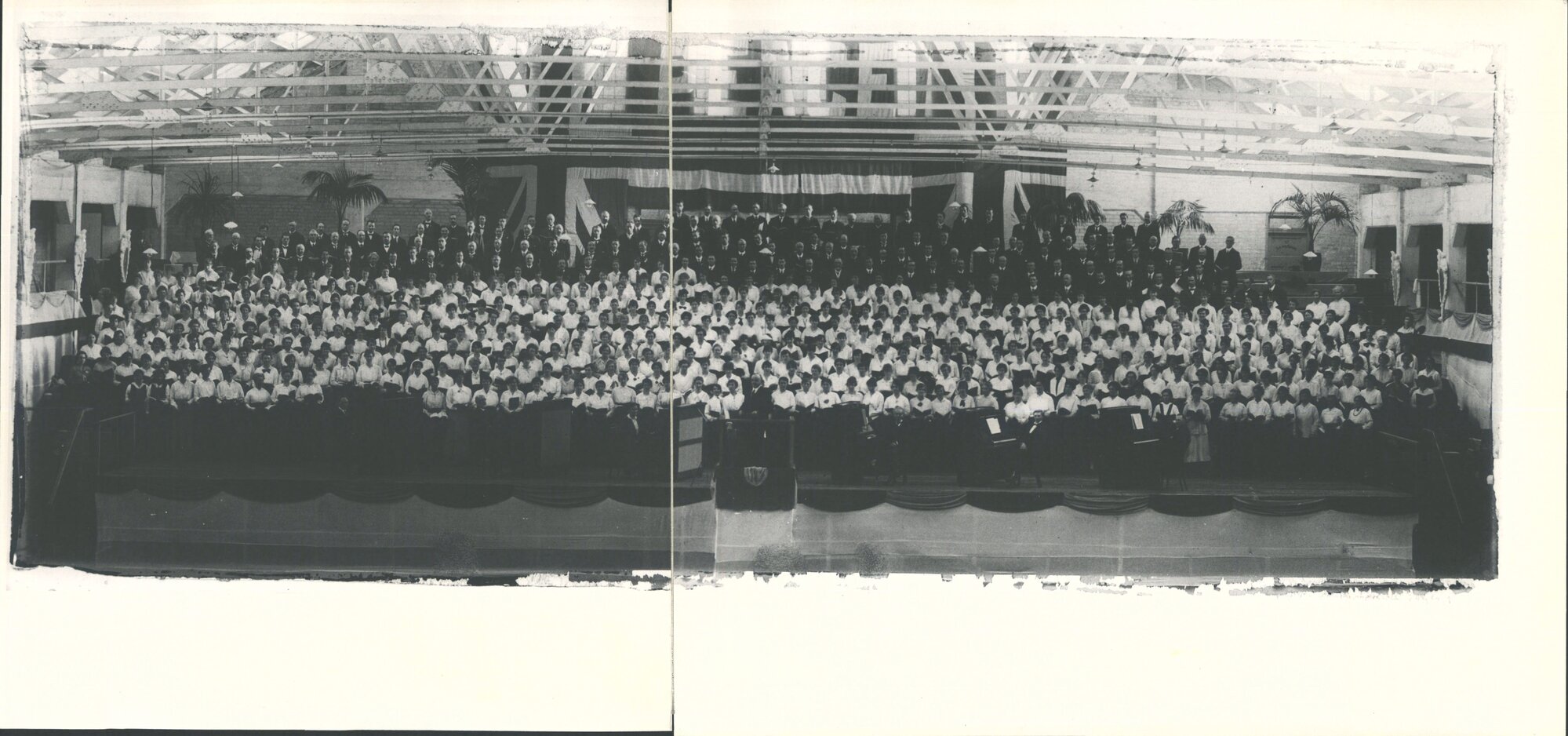 Dunedin - Peace celebrations Choir (800 voices) Mr W Paget Gale conductor