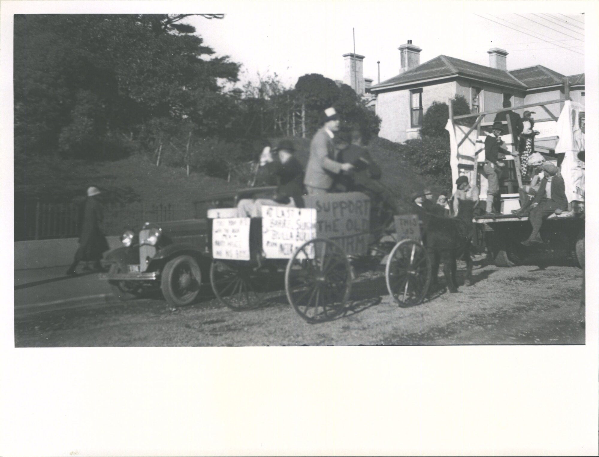 Procession 1934, Support the old firm