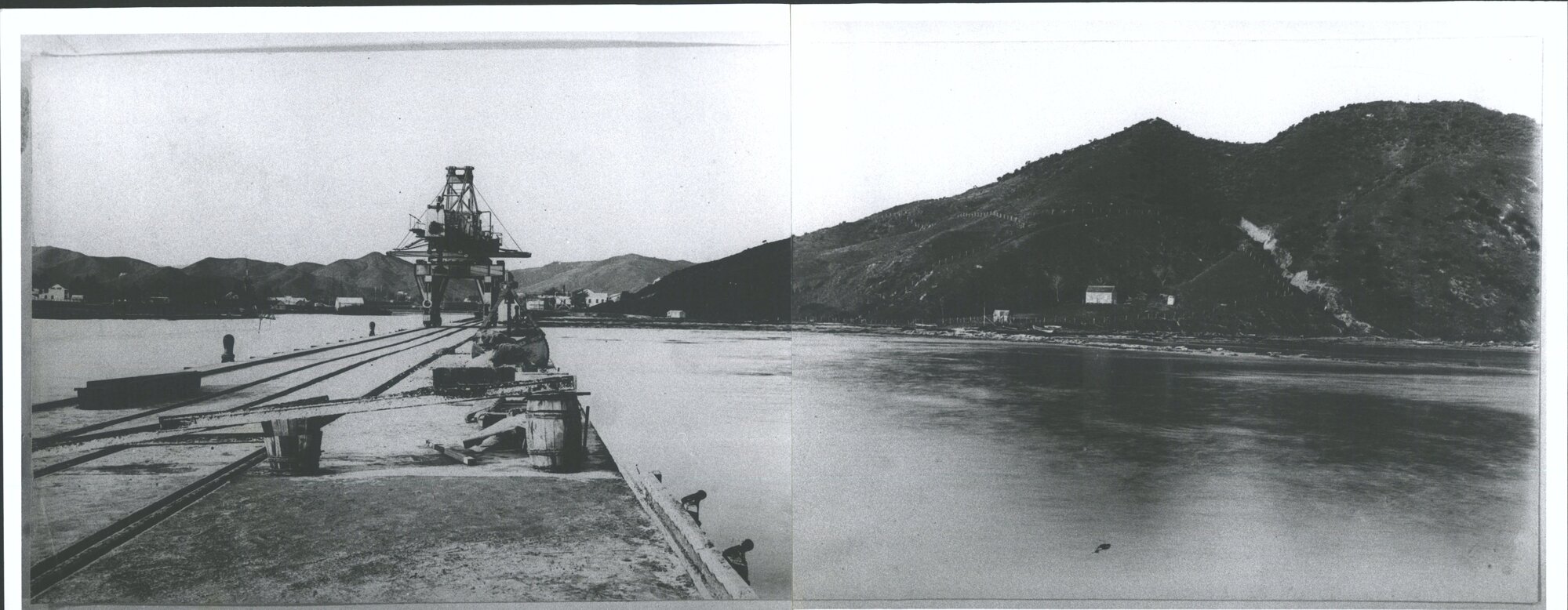 "View of the entrance to Gisborne. To the right is the high hill ascended by Capt Cook &amp; also the little rocky passage up which