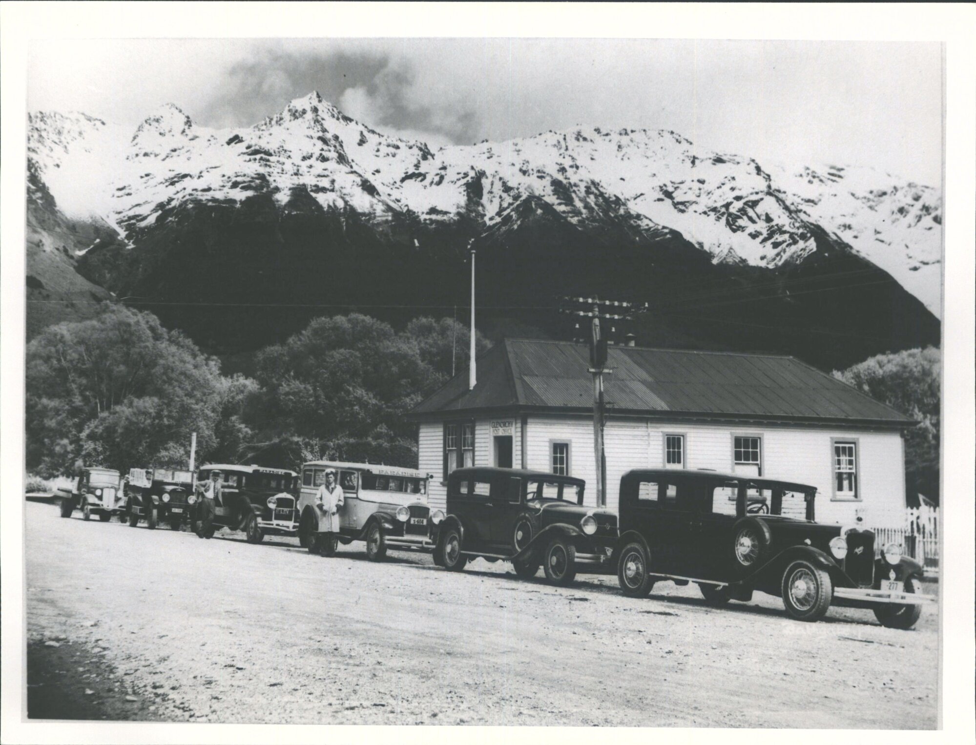 "These buses take you to Paradise" Glenorchy Motors Ltd  Ltd L. I. Smith Prop.