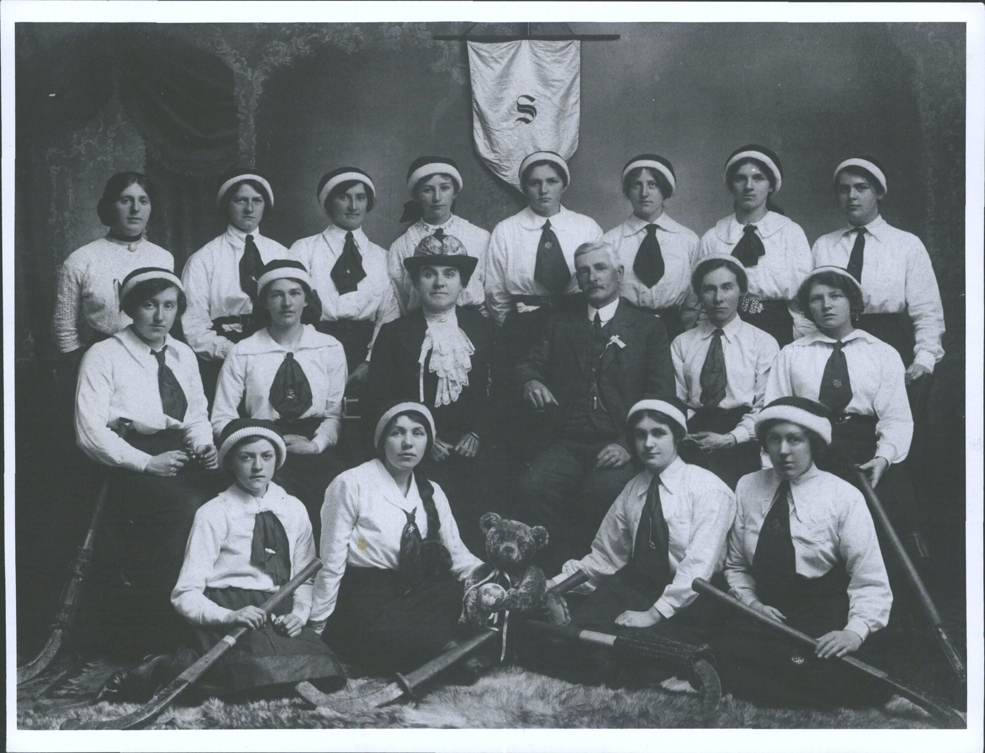 Southland Ladies Rep. Hockey team at Wanganui Tourney:   Back row - E. Deschler, C. Alexandra, M. Walker, G. Paterson, E.  Bain,