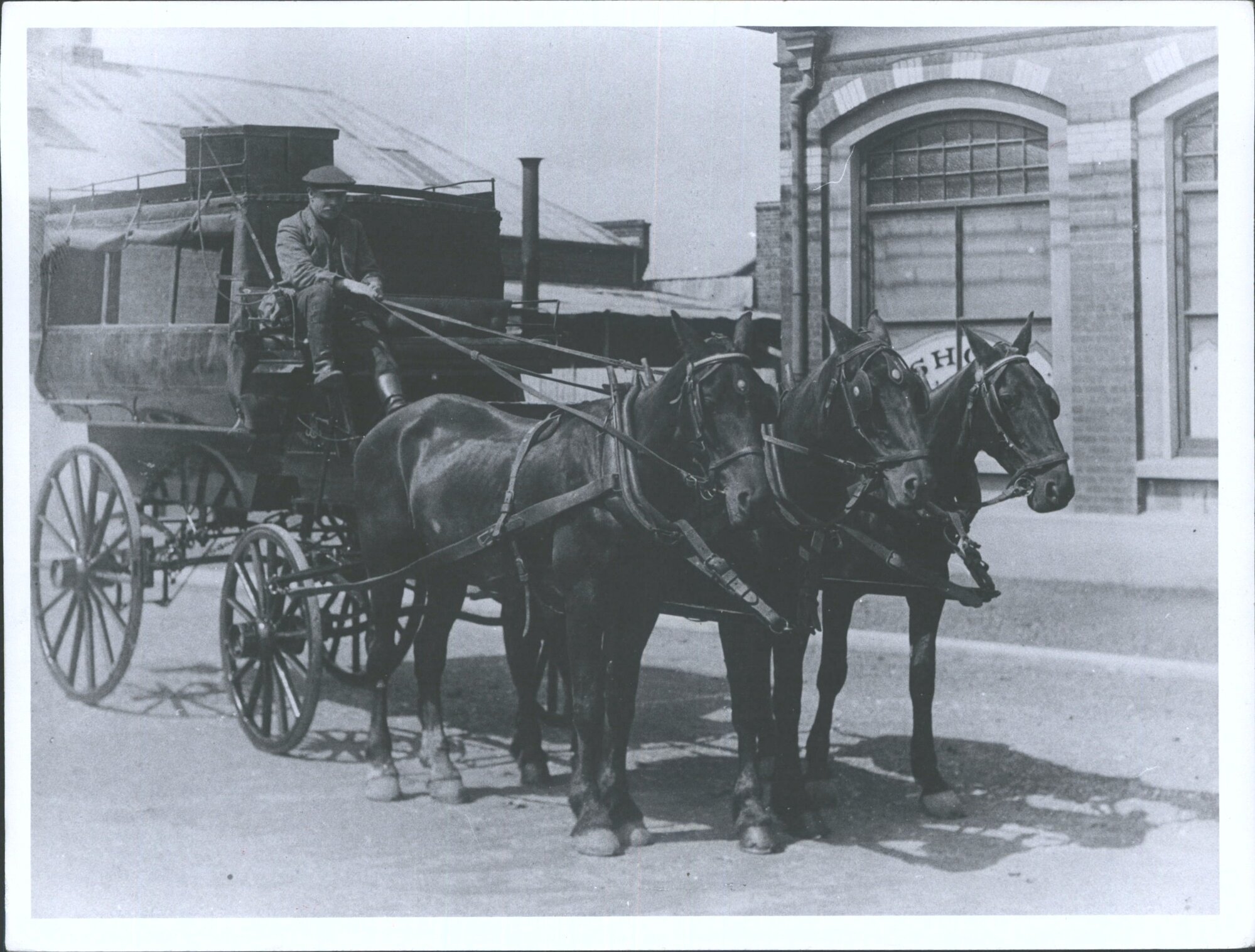 Horse-Drawn Bus. Sandymount - Dunedin,at Dunedin depot, Manse Street.     Driver: David Arnott drove  from 1911-1916.  Bus calle