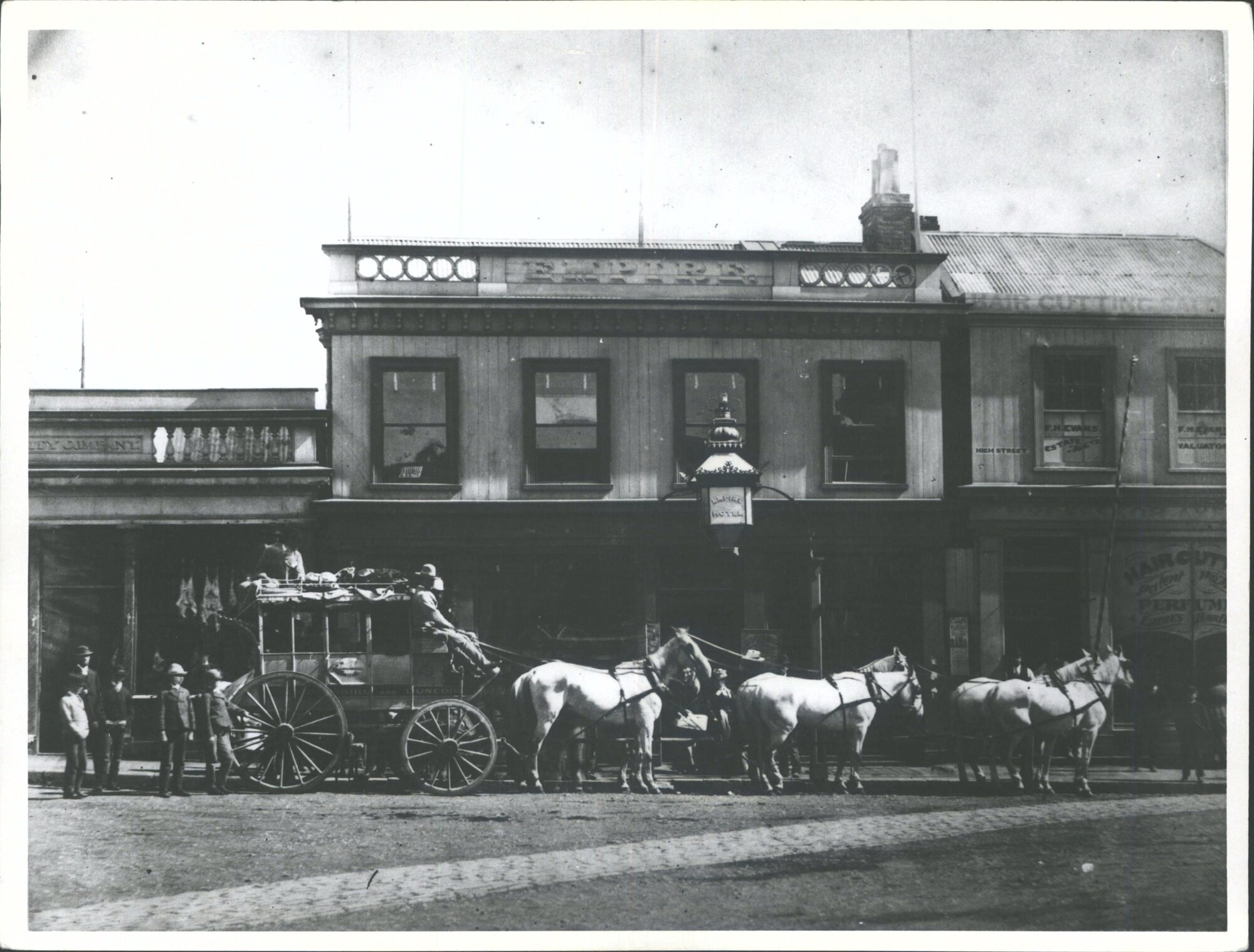 Cobb Coach  outside Empire Hotel Dunedin (Yeend &amp; Pope's Coach?)