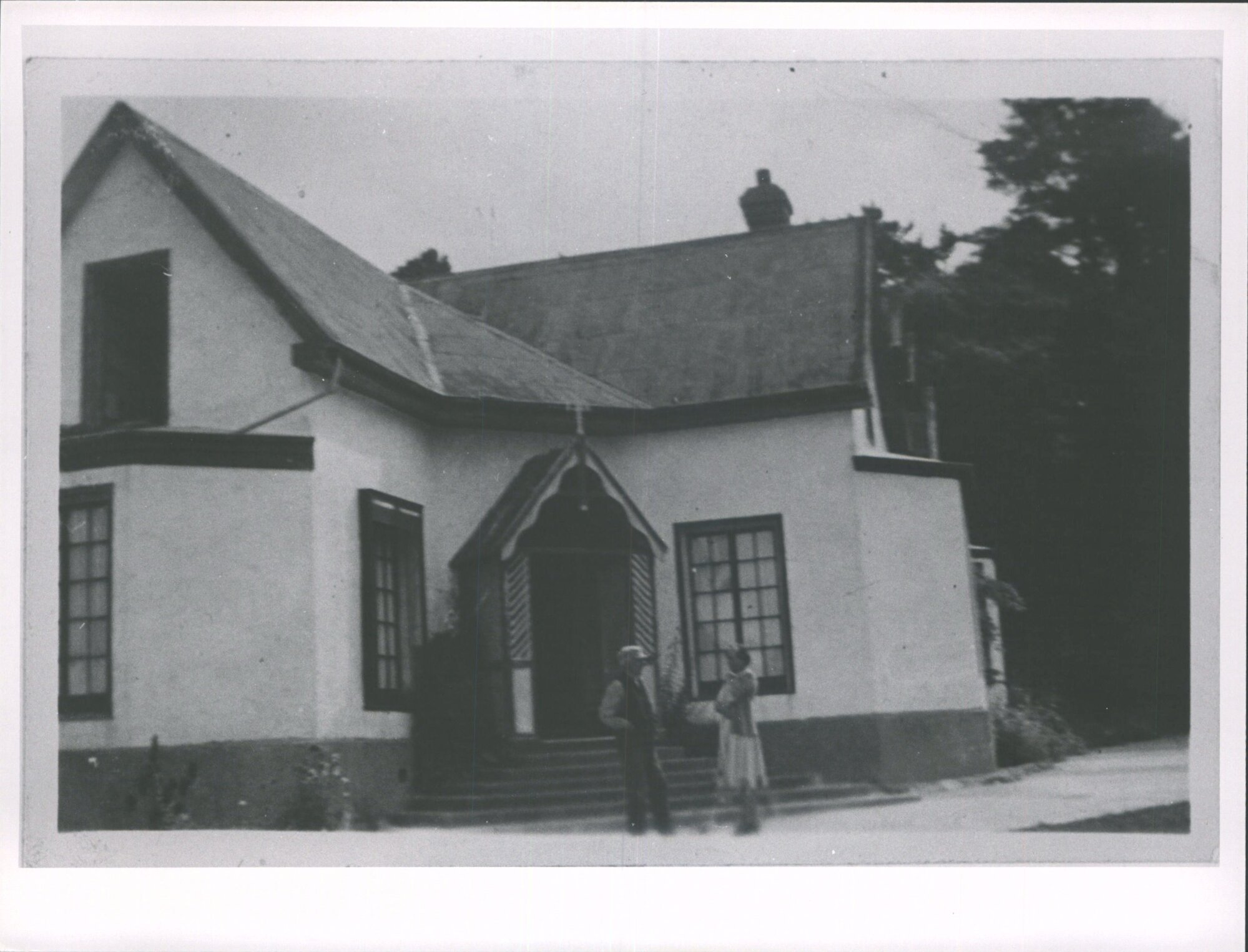 Unidentified couple outside Ravenscliff Entrance
