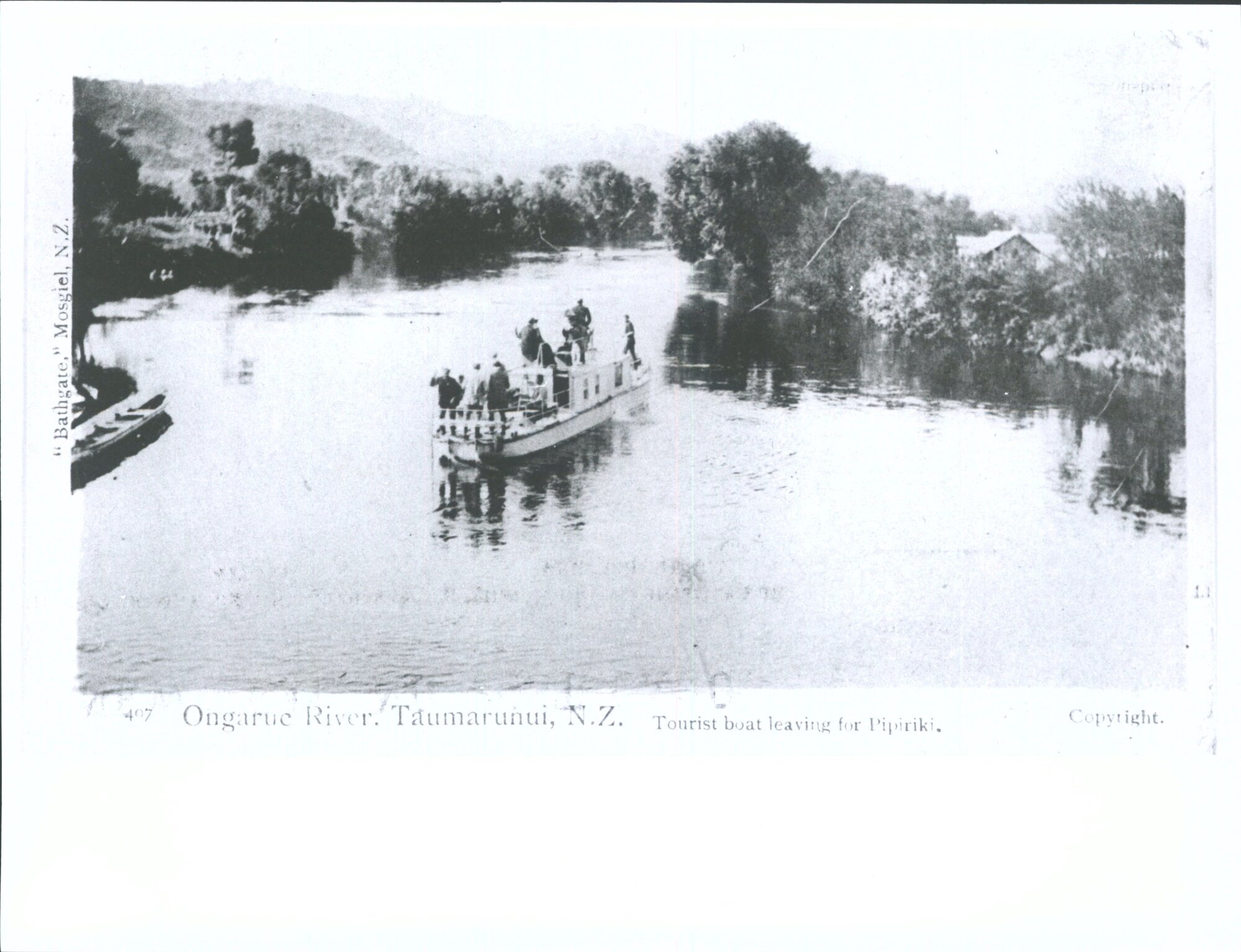 "Tourist boat leaving for Pipiriki"