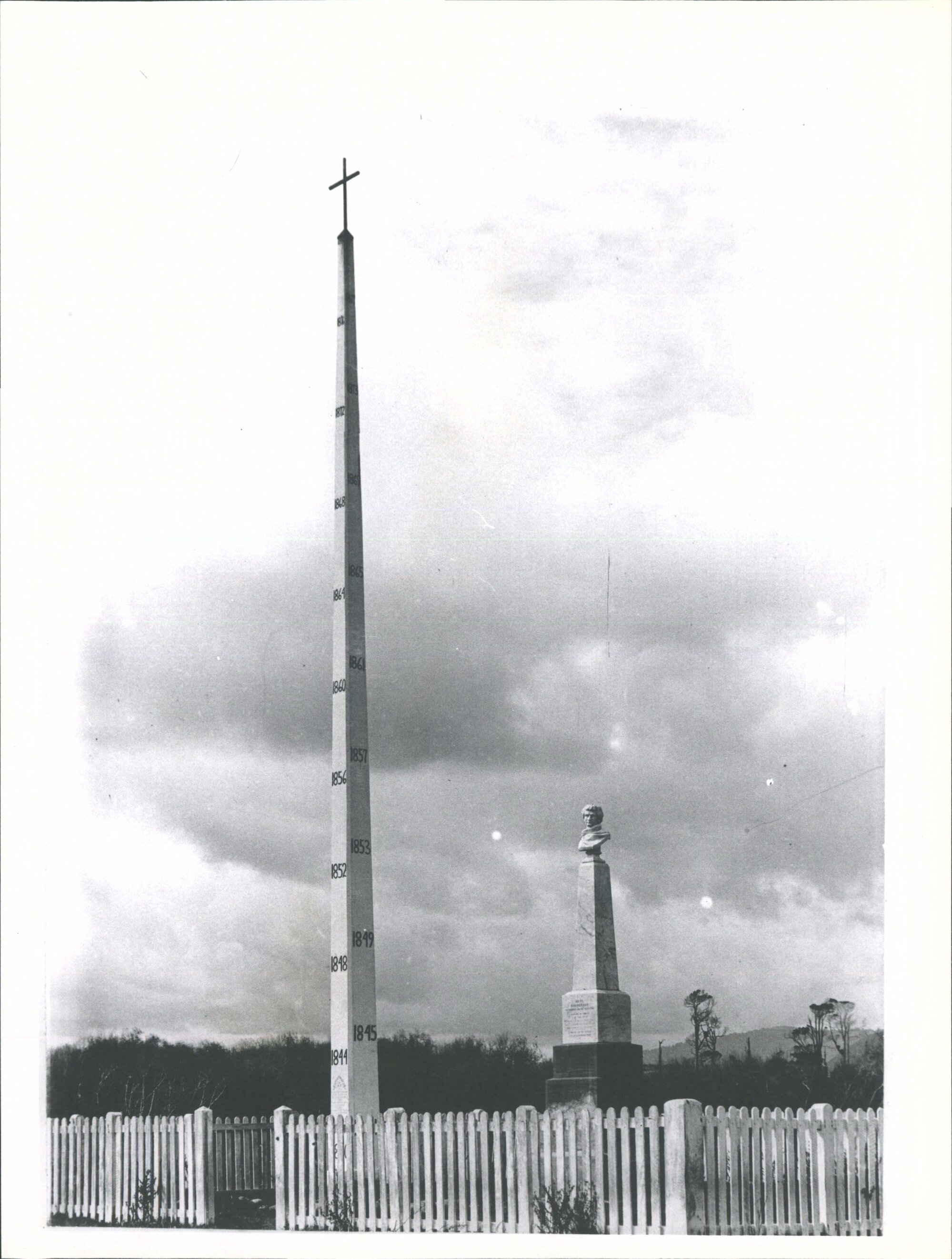 OTAKI OBELISK &amp; BUST OF TE RAUPARAHA