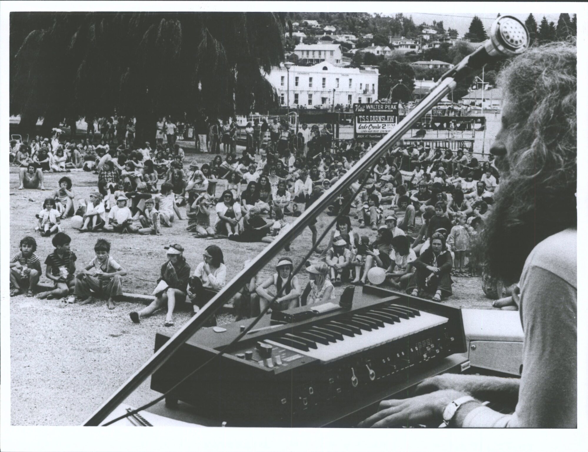 Mother Goose band entertaining