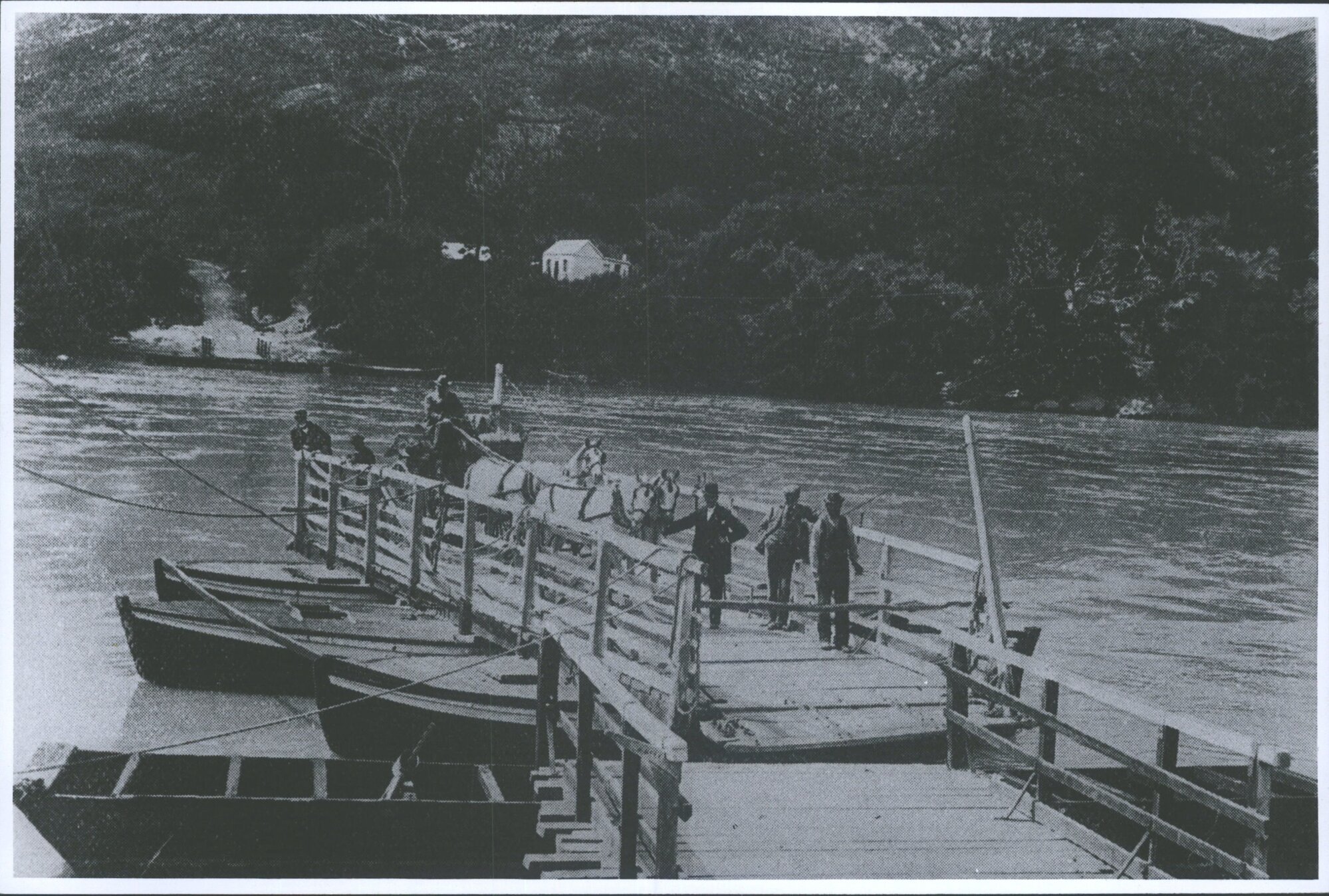 Crossing the Molyneaux River in the R. Punt
