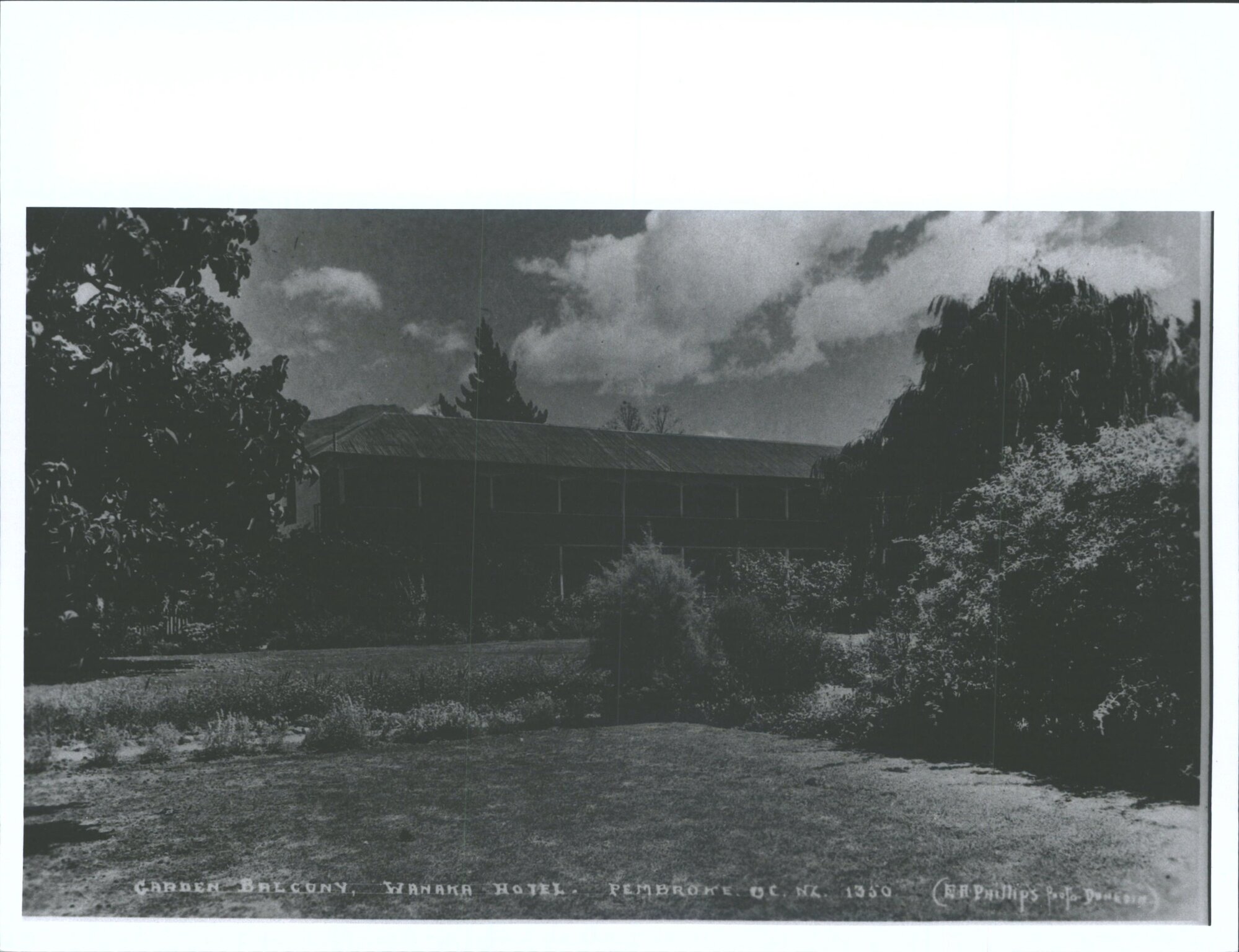 Garden Balcony, Wanaka Hotel, Pembroke