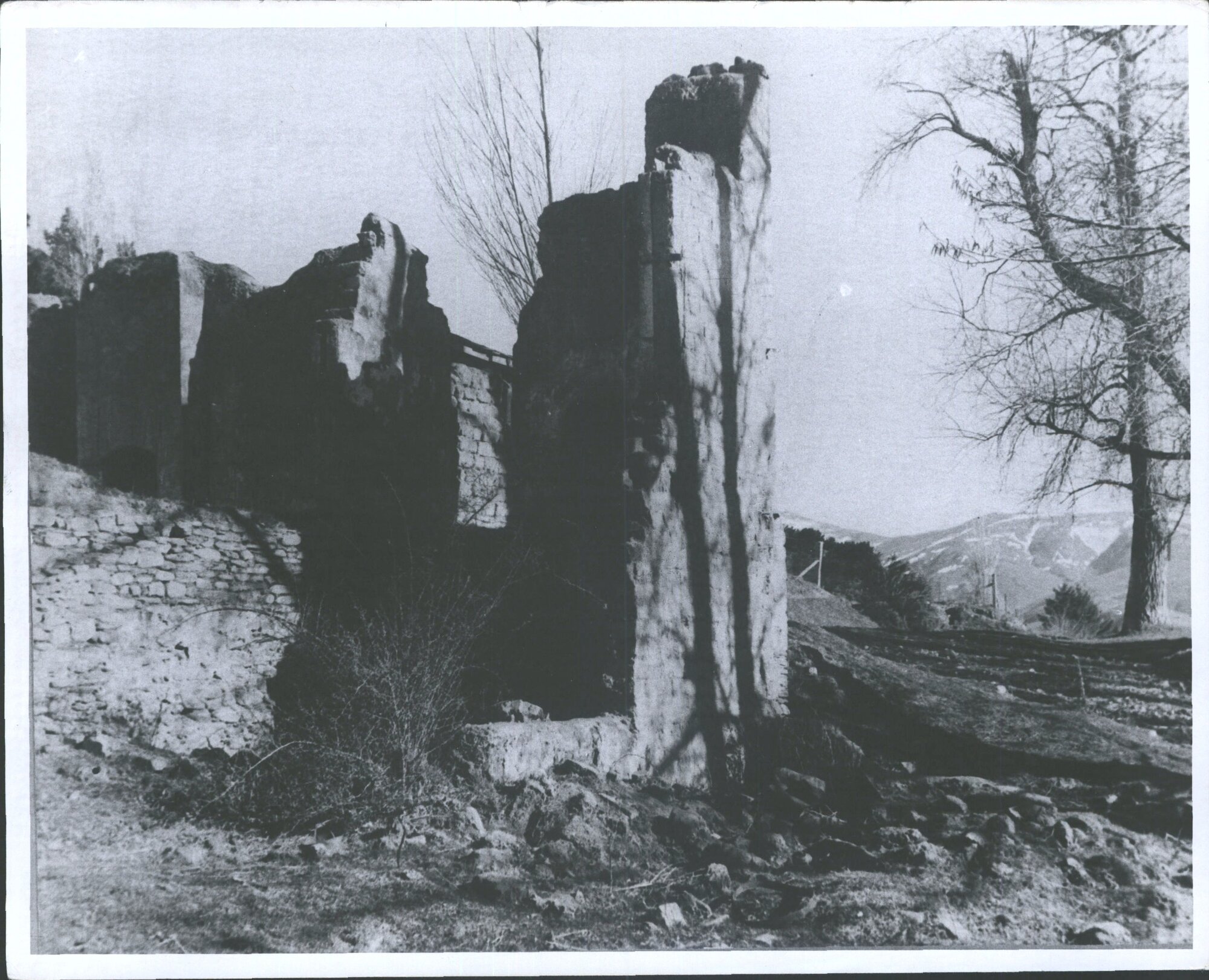 Ruined building, near lower cemetery