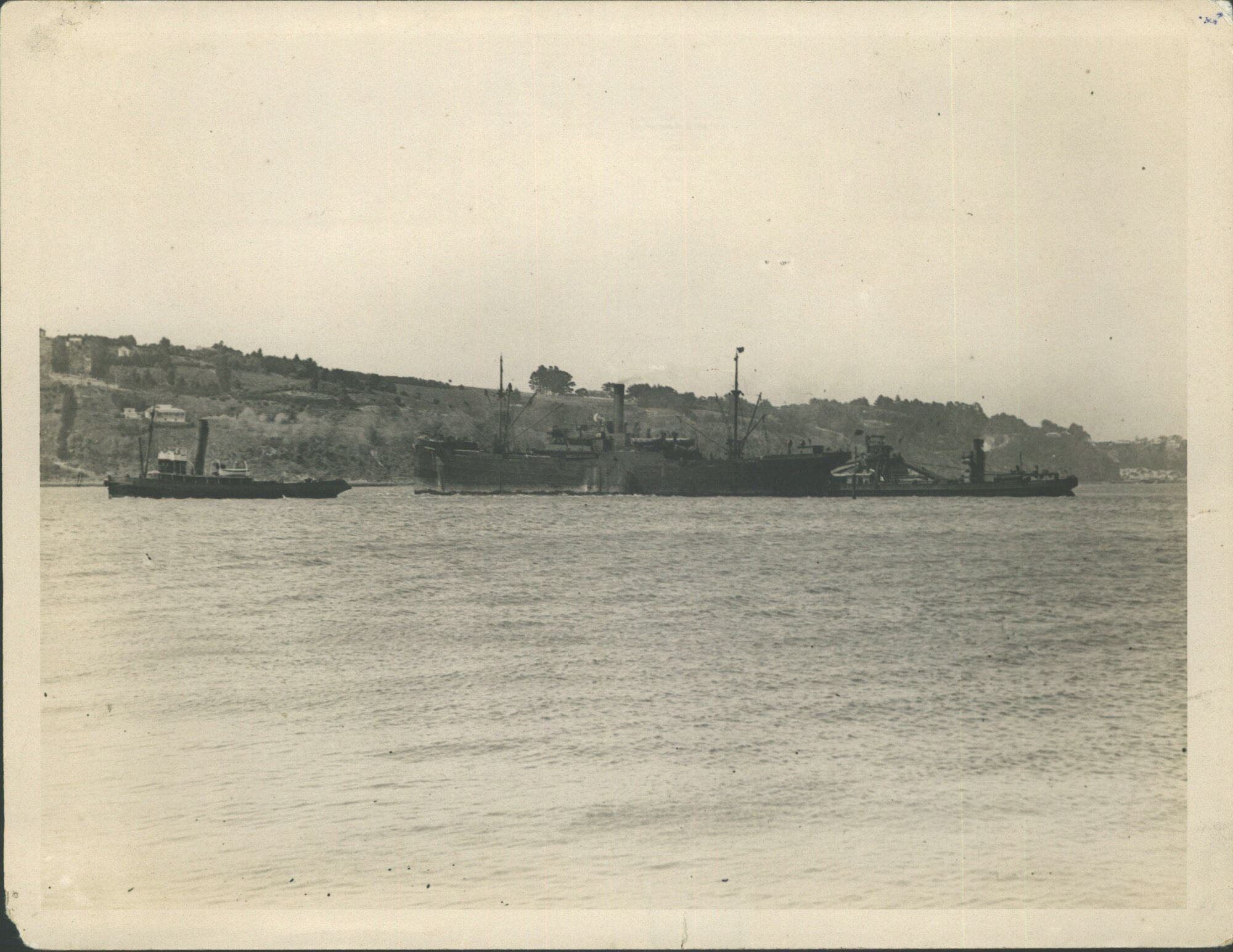 Wingatui with Tug Dunedin and Dredge 222 in attendance