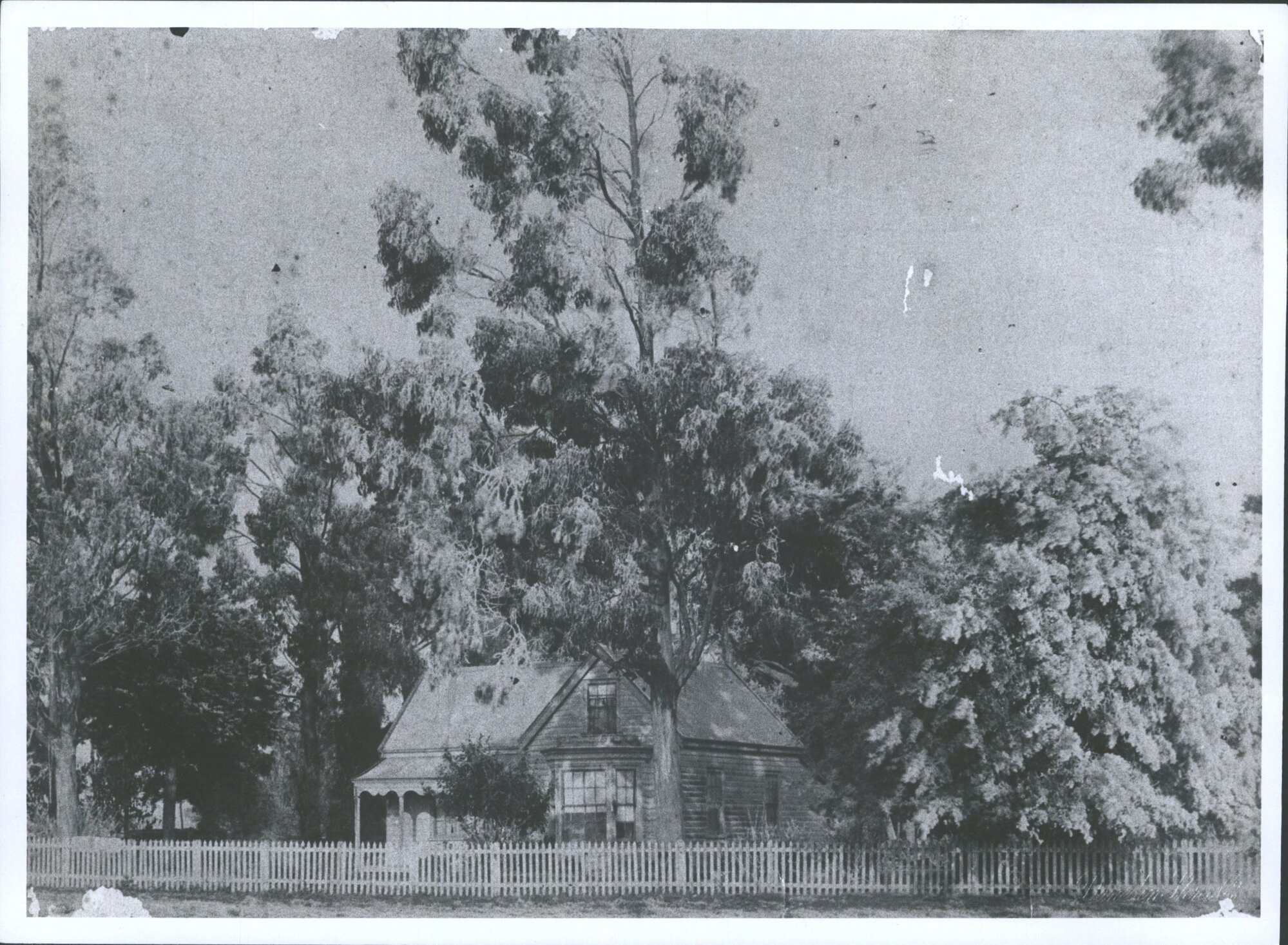 ANDERSON, Archibald.  House at Balmoral, Inch Clutha