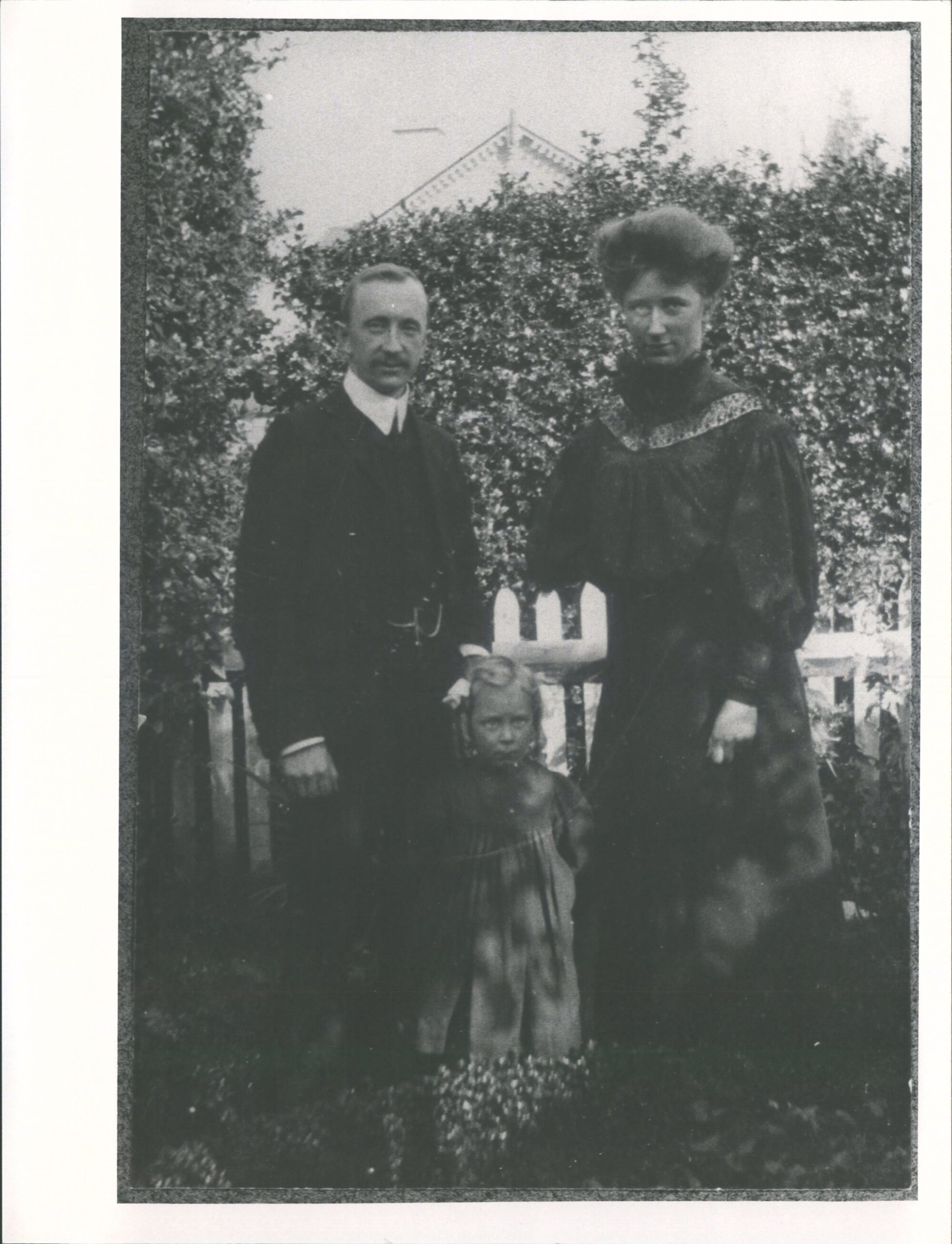 PEAKE, George &amp; Margaret &amp; Peggy Emerson of Leith St (brother &amp; sister)