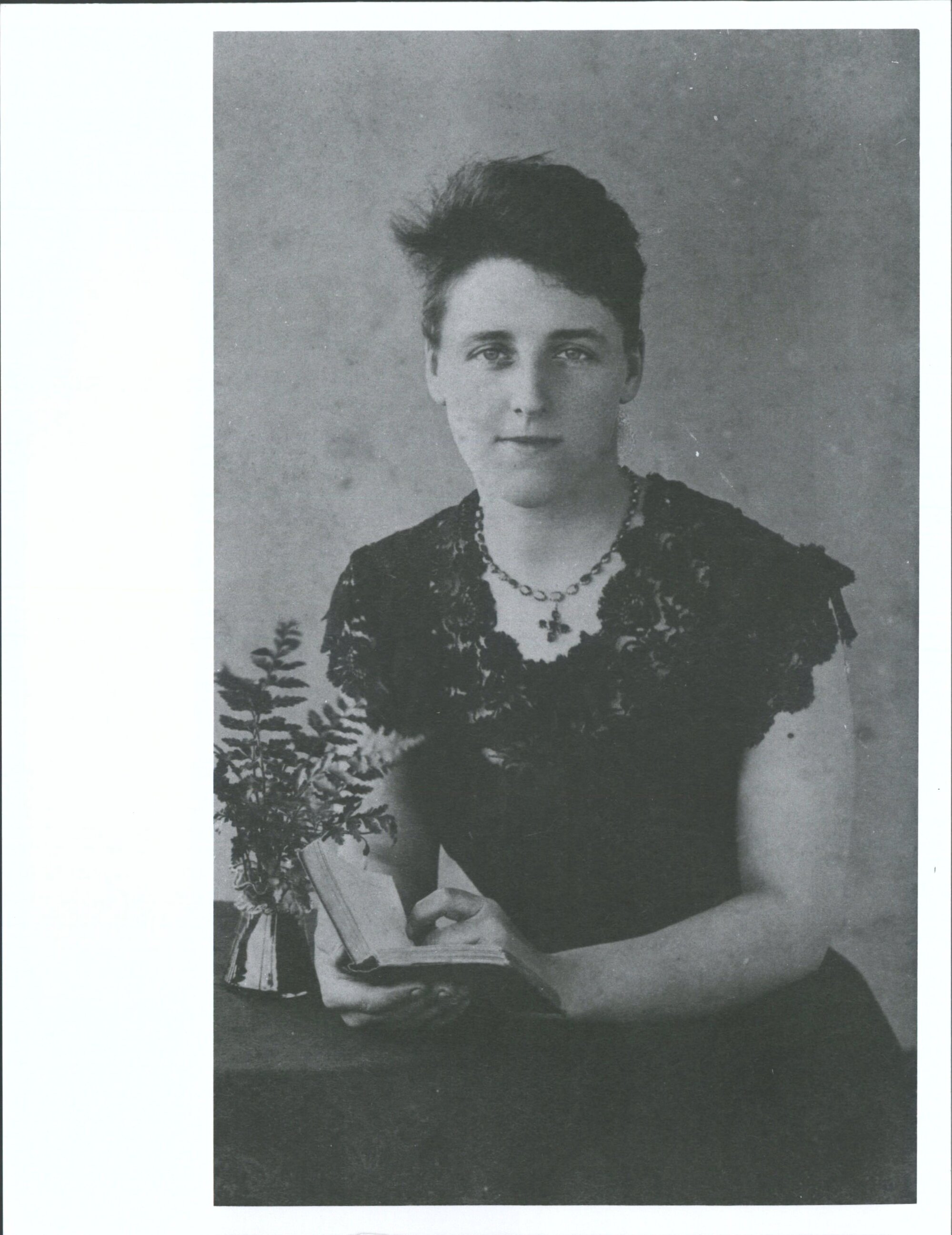 wife of Robert Bruce, wearing the garnet necklace