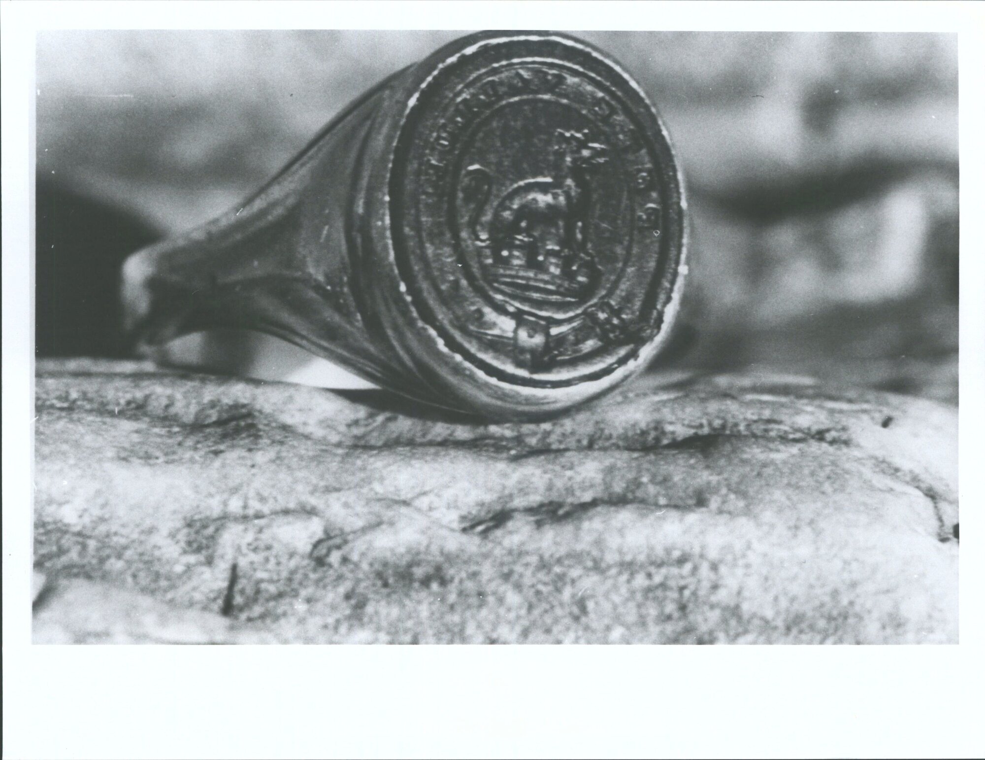 Family signet ring showing &amp; motto, Pete Vallum