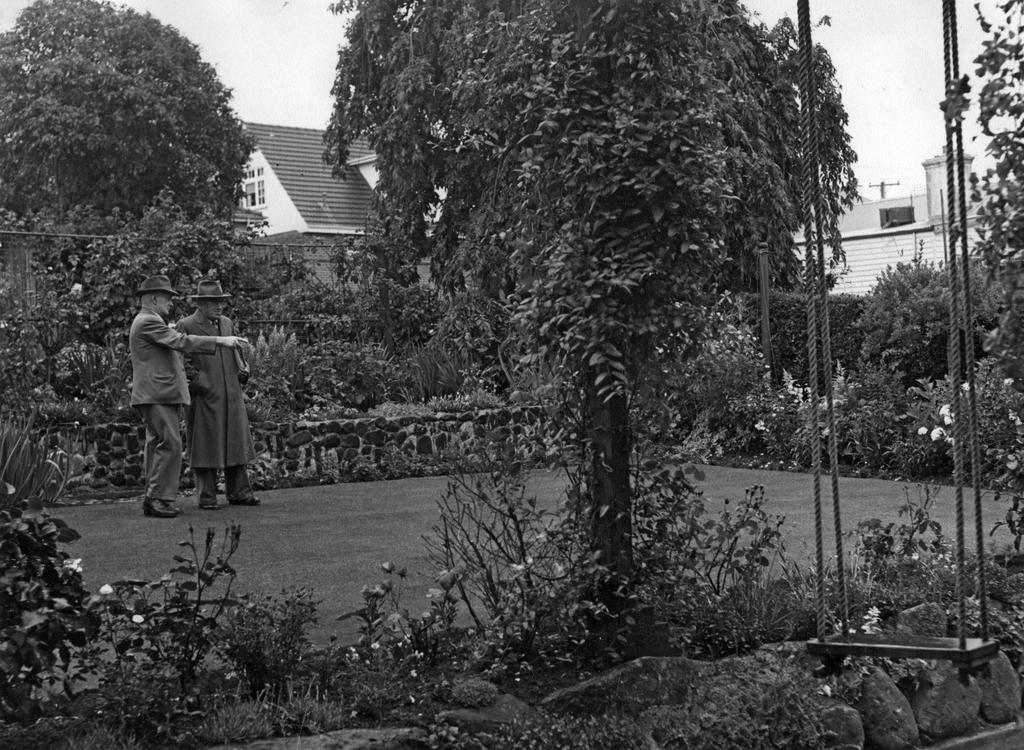 Competition judges in J.N. Murdoch's ornamental garden, Falkland Street, Maori Hill