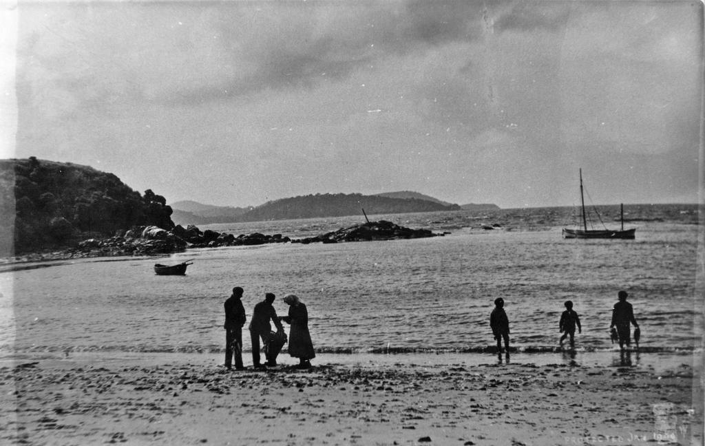 Lowry's Beach, The Neck